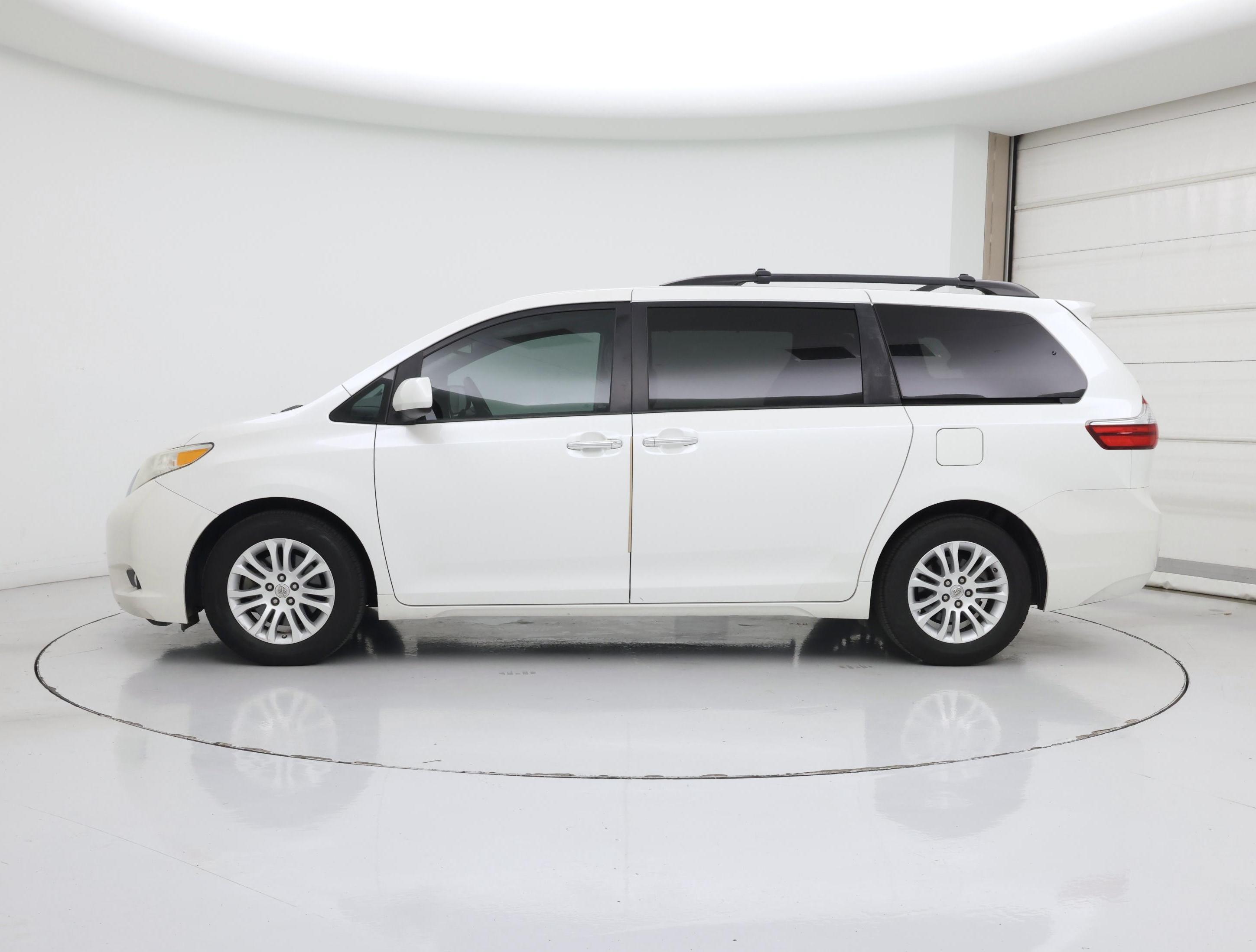 Thumbnail: 2015 Toyota Sienna - 3