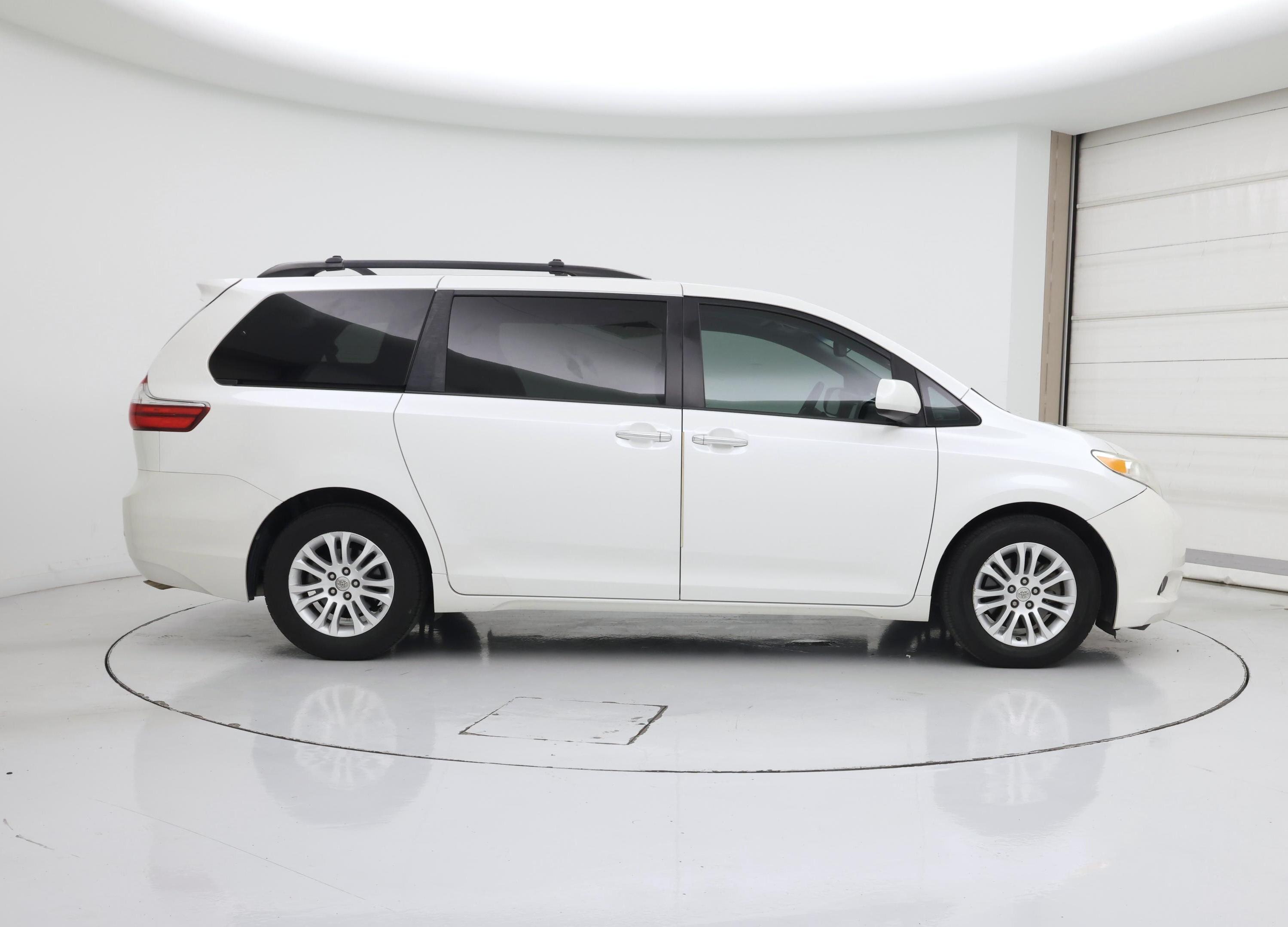 Thumbnail: 2015 Toyota Sienna - 7