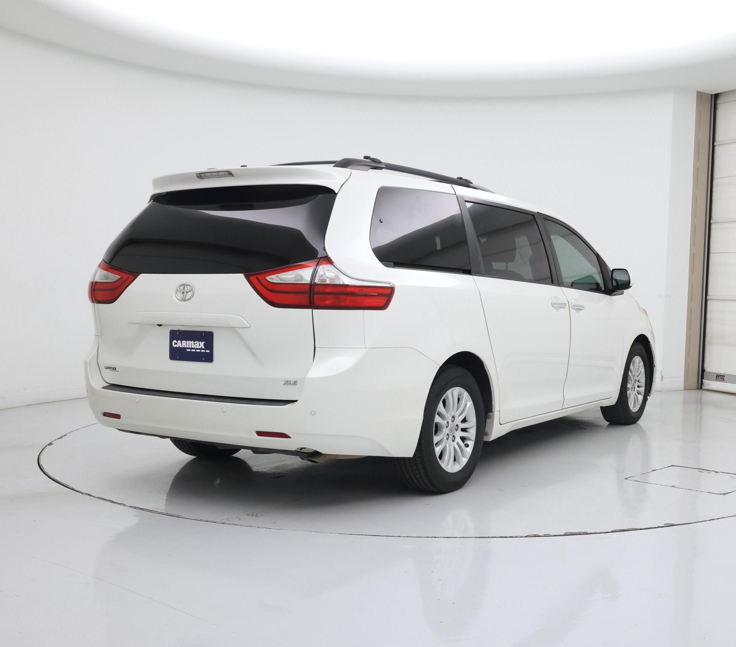 Thumbnail: 2015 Toyota Sienna - 8