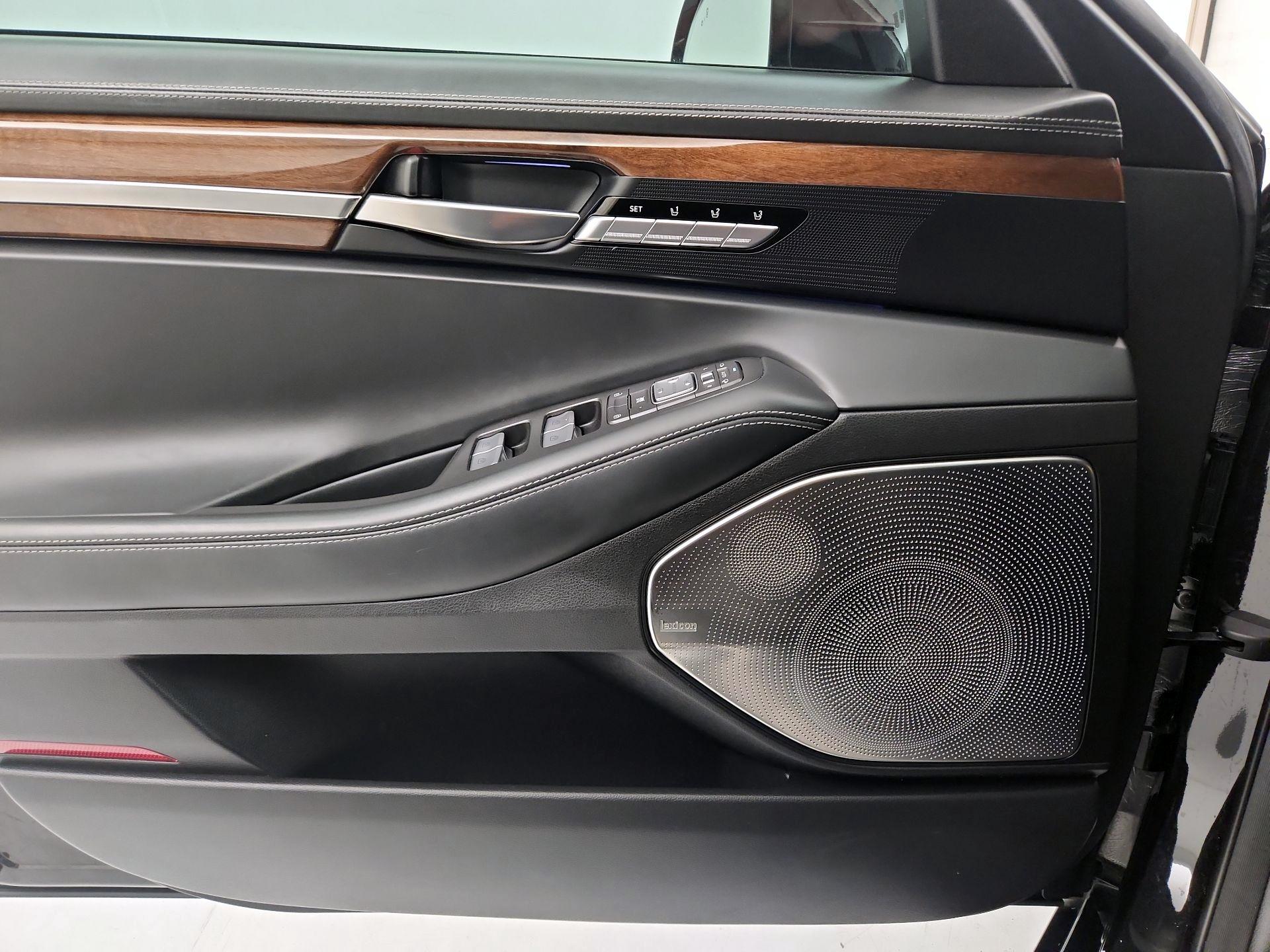 Thumbnail: 2019 Genesis G90 - 12