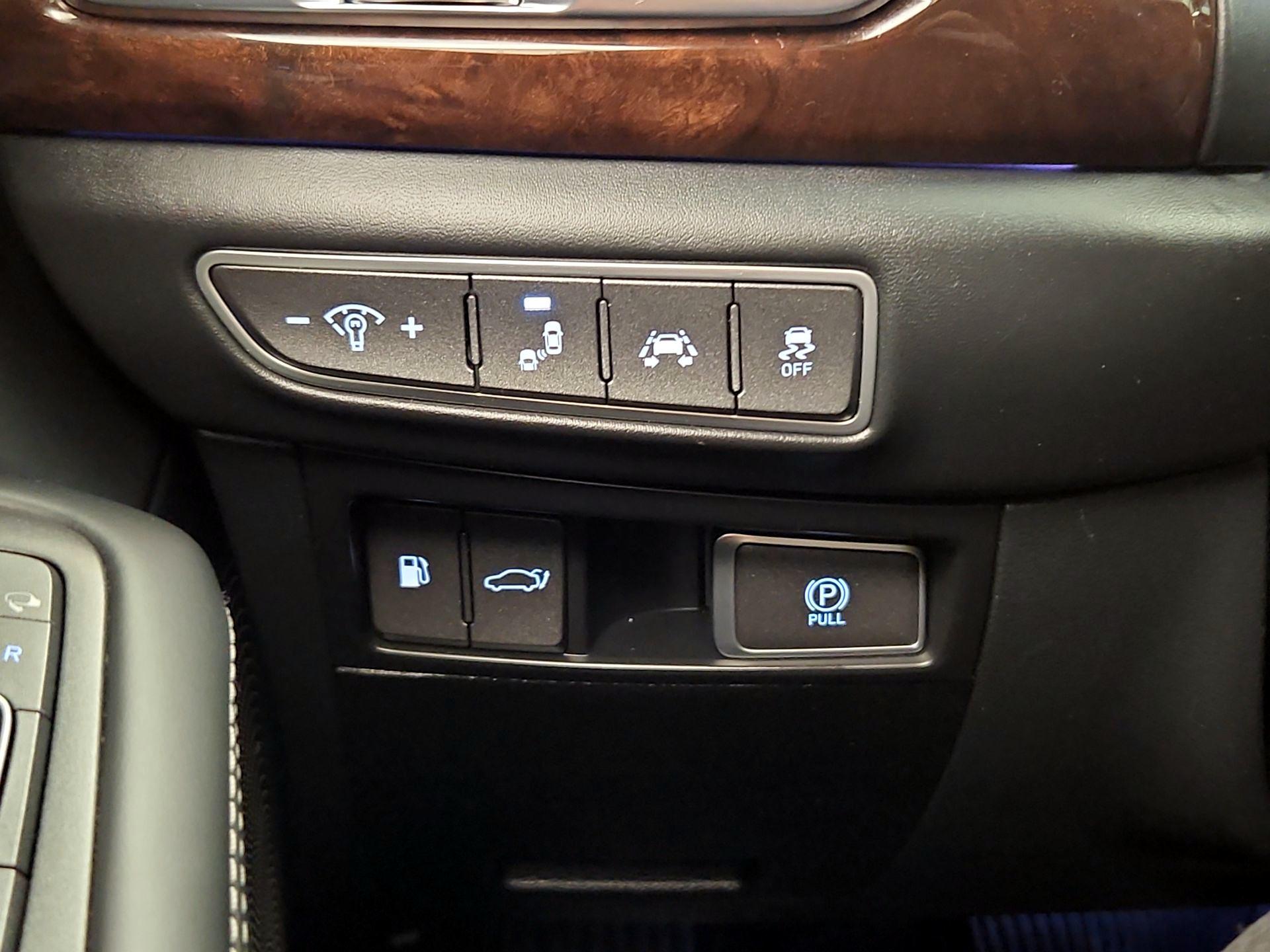 Thumbnail: 2019 Genesis G90 - 13