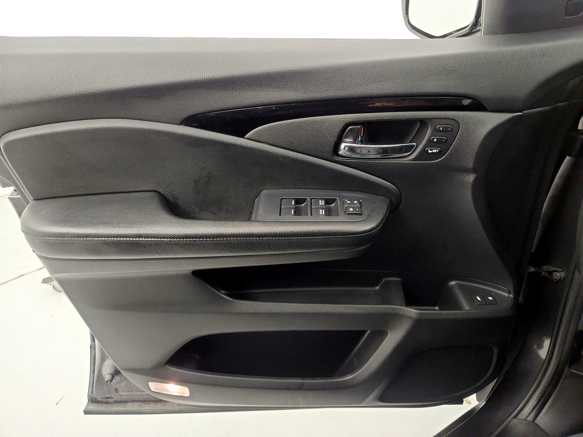 Thumbnail: 2019 Honda Pilot - 12