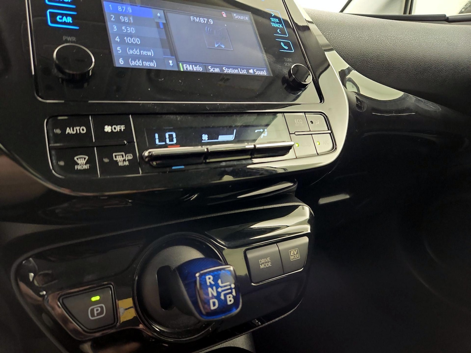 2019 Toyota Prius XLE - Photo 17