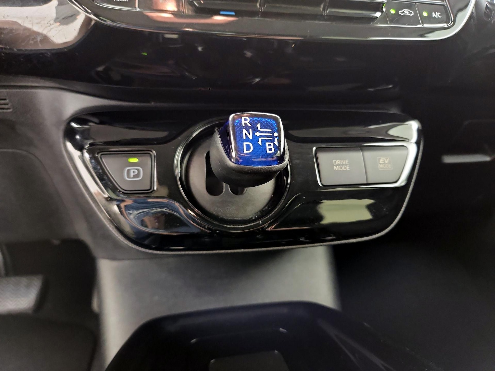2019 Toyota Prius XLE - Photo 18