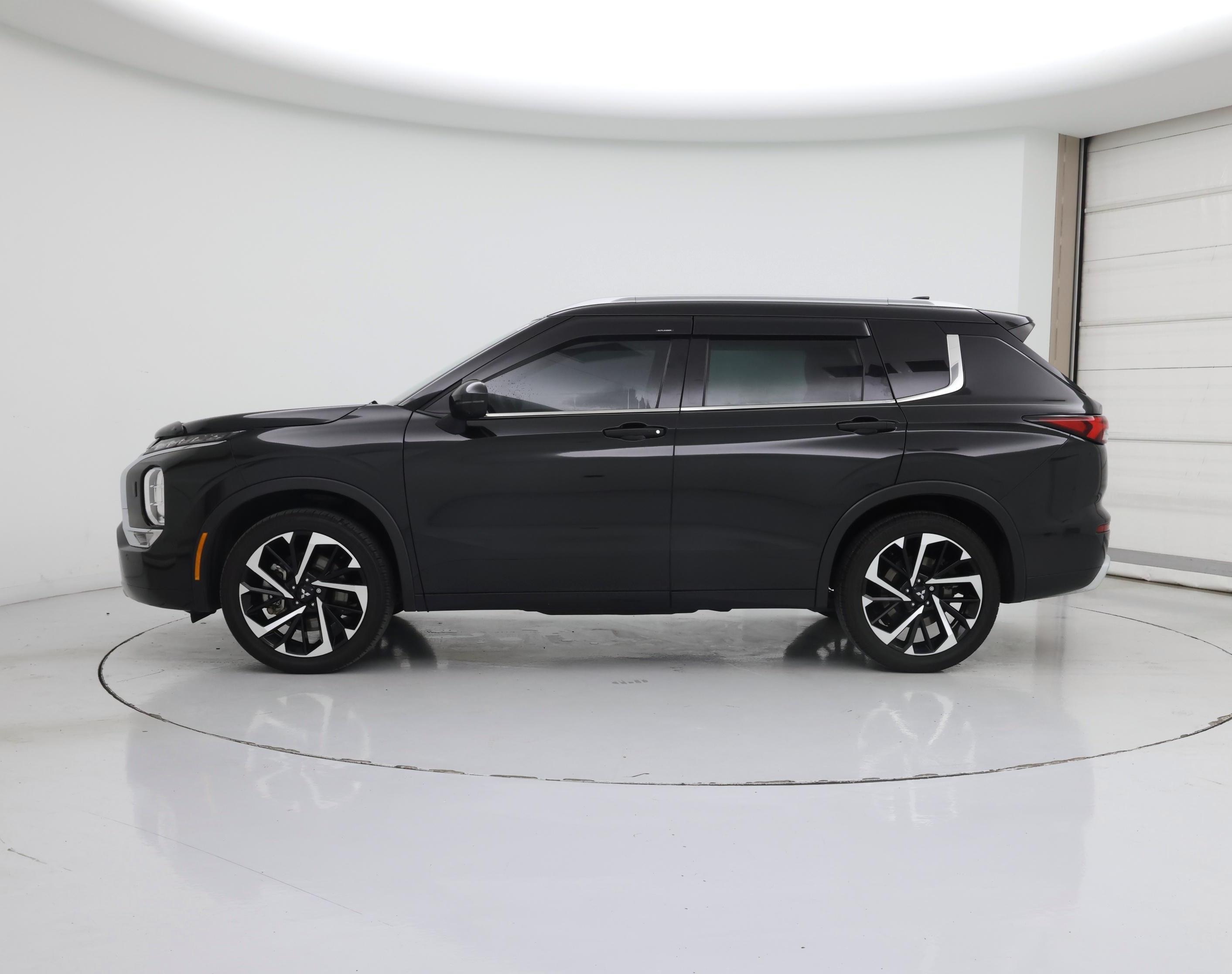 Thumbnail: 2023 Mitsubishi Outlander - 3