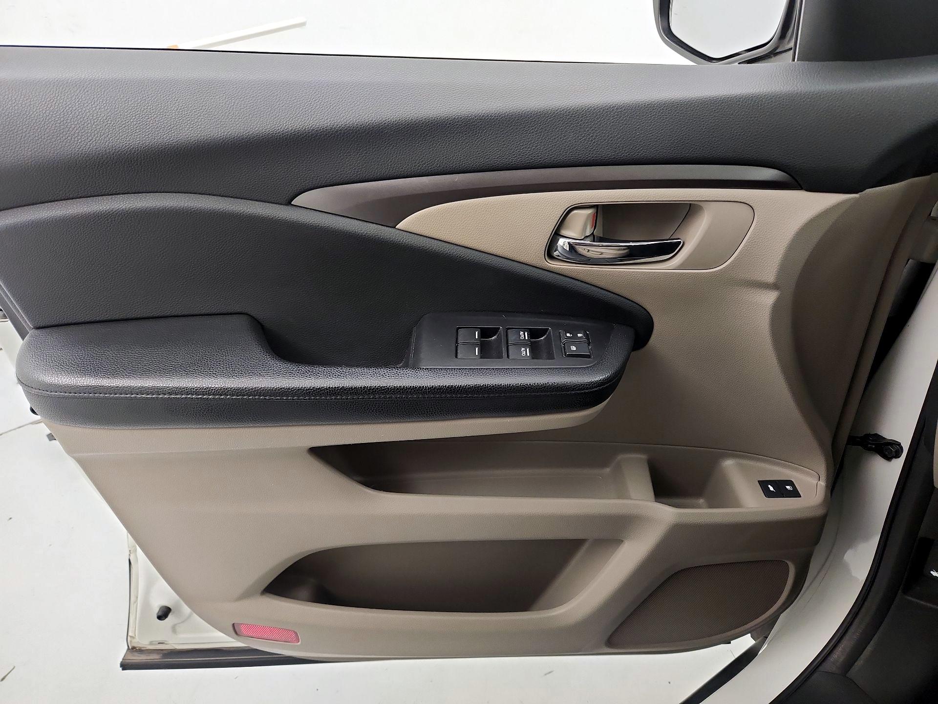 Thumbnail: 2017 Honda Pilot - 12