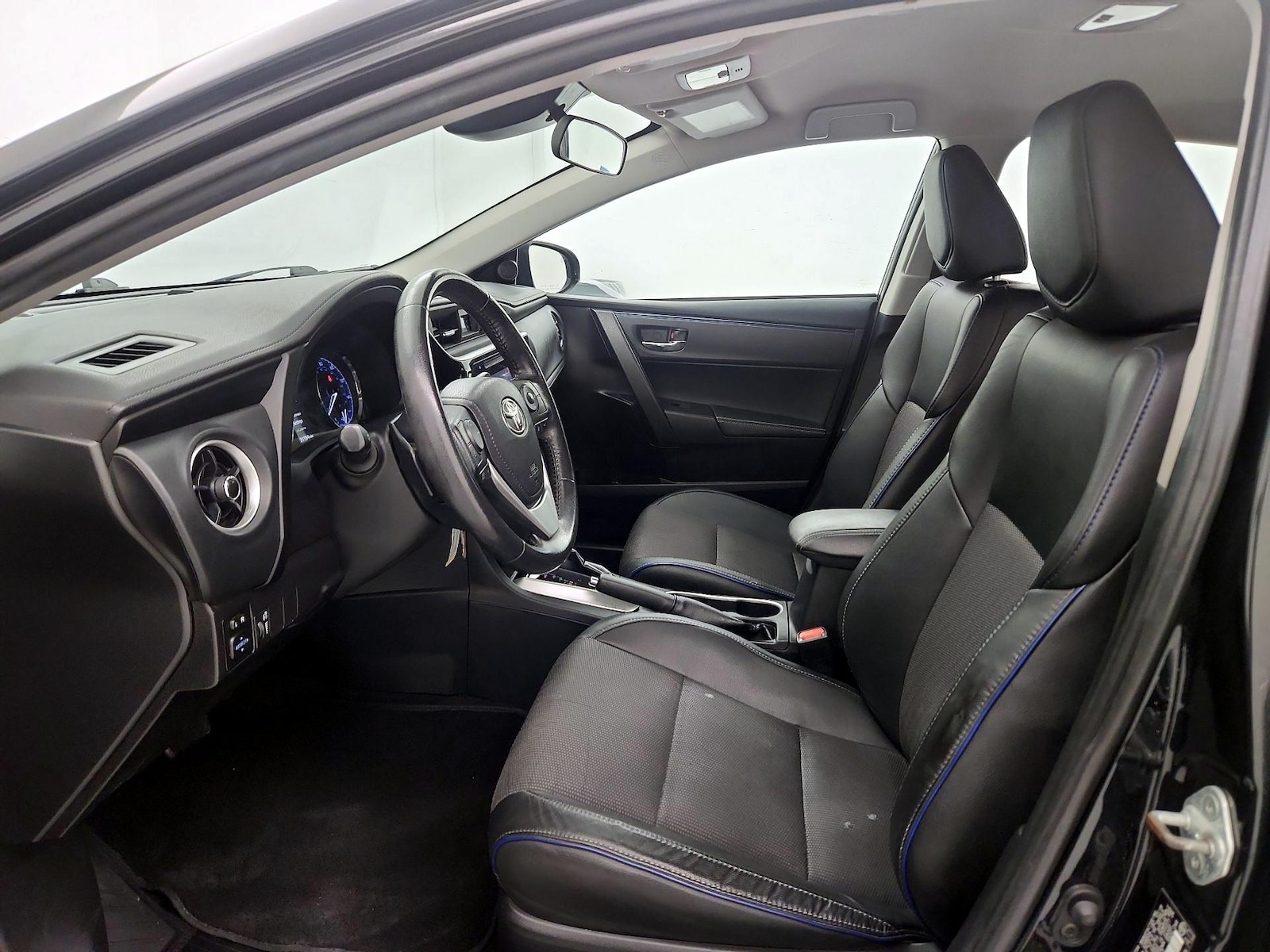 2019 Toyota Corolla LE - Photo 12
