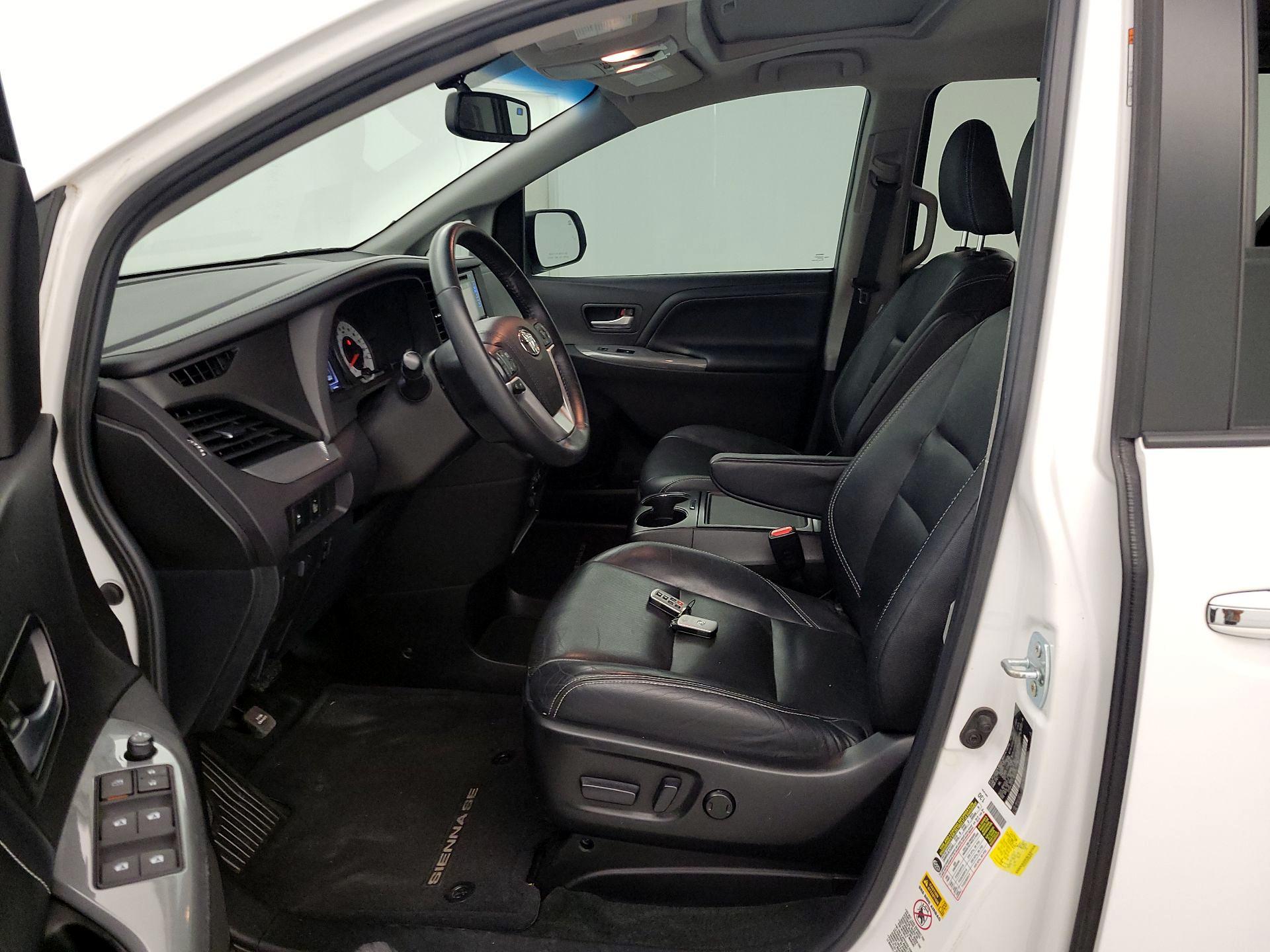 Thumbnail: 2015 Toyota Sienna - 11