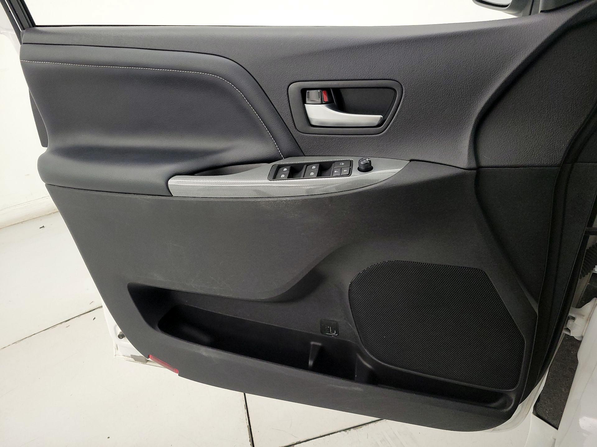 Thumbnail: 2015 Toyota Sienna - 12