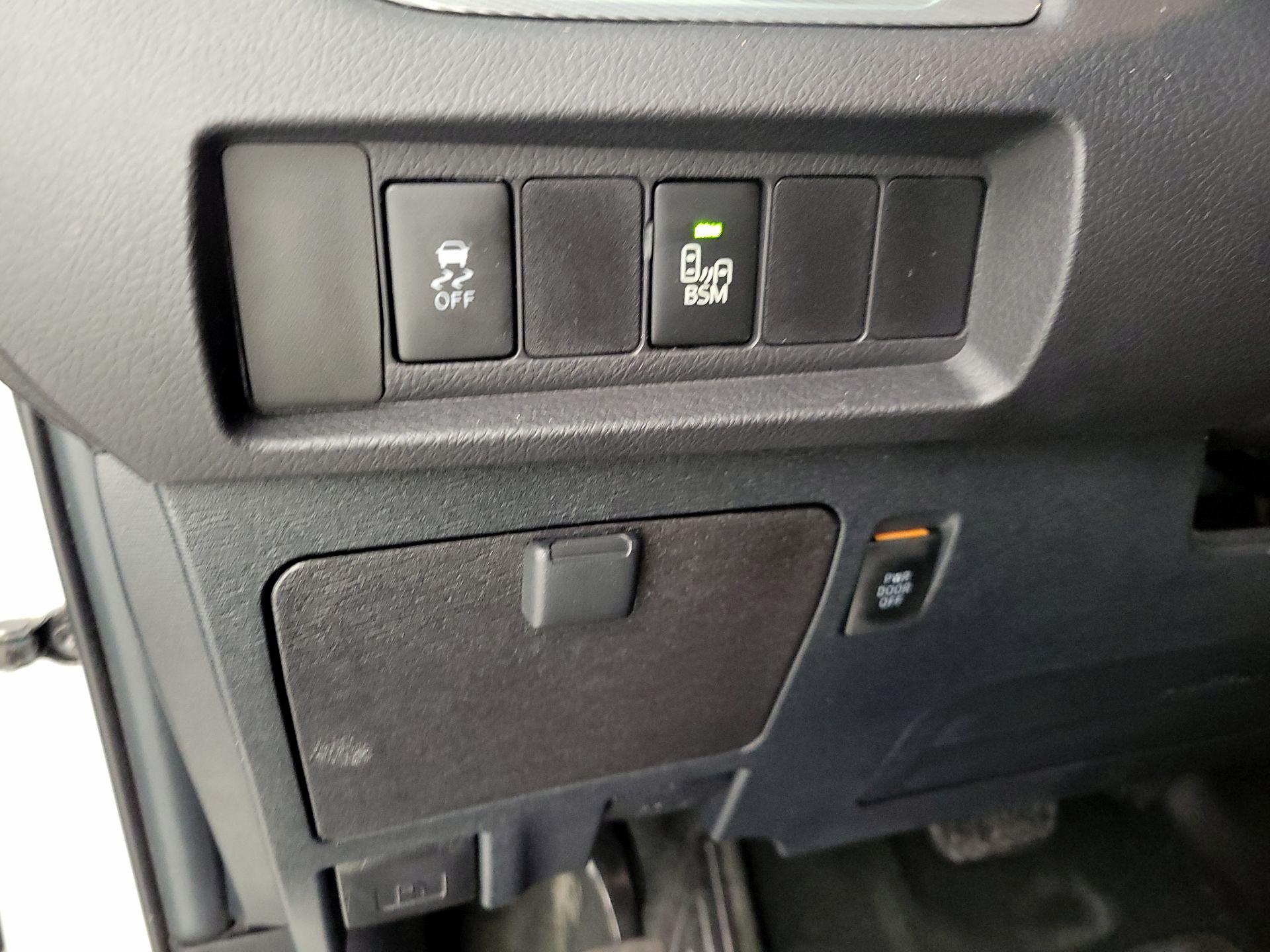 Thumbnail: 2015 Toyota Sienna - 13