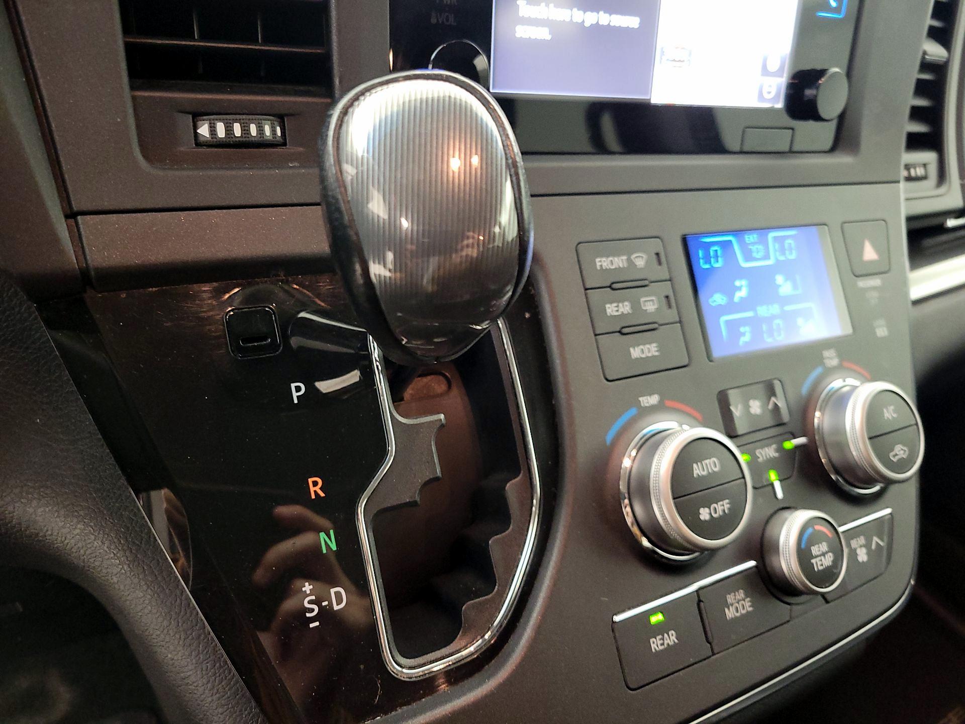 Thumbnail: 2015 Toyota Sienna - 18