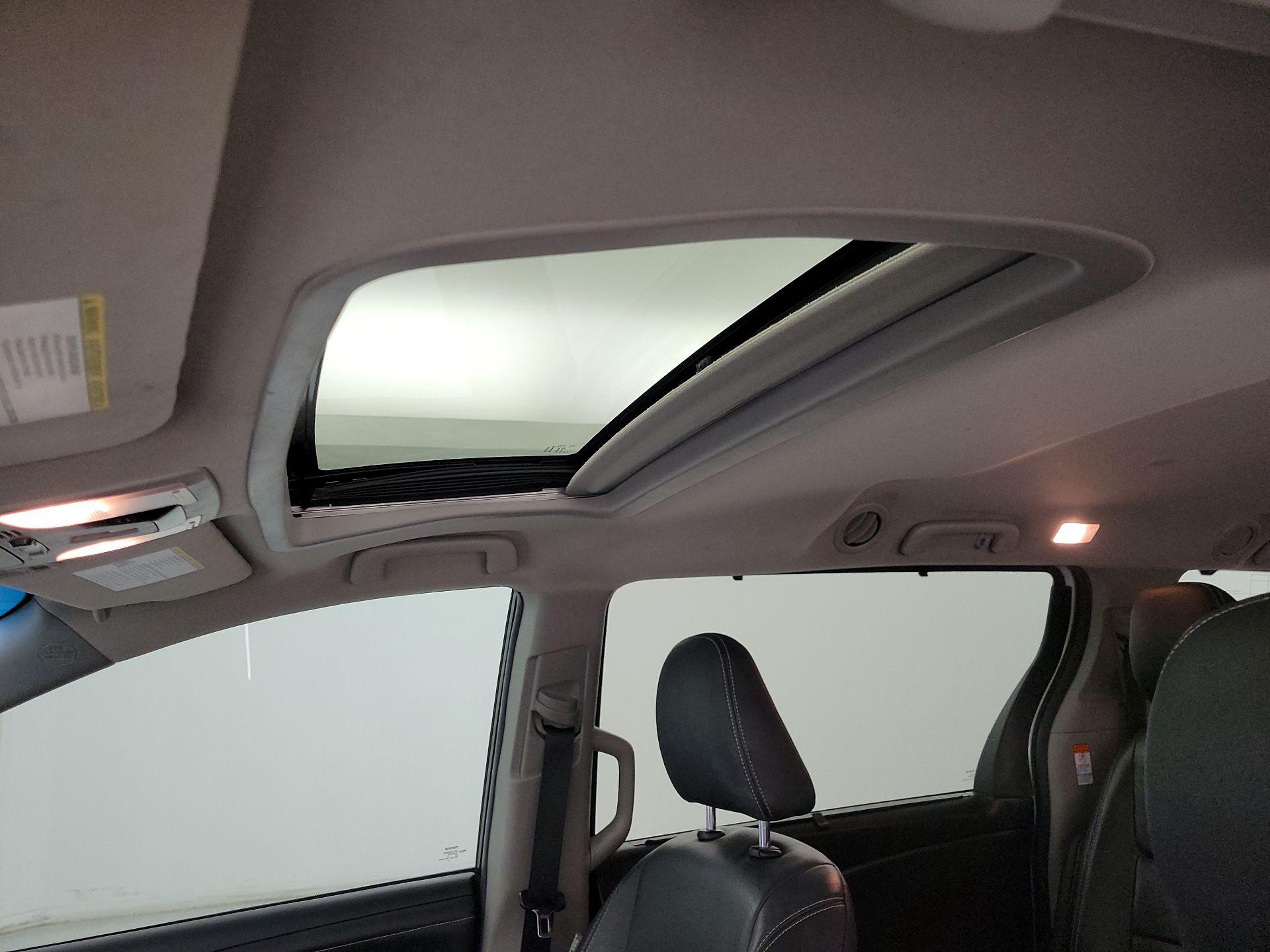 Thumbnail: 2015 Toyota Sienna - 19