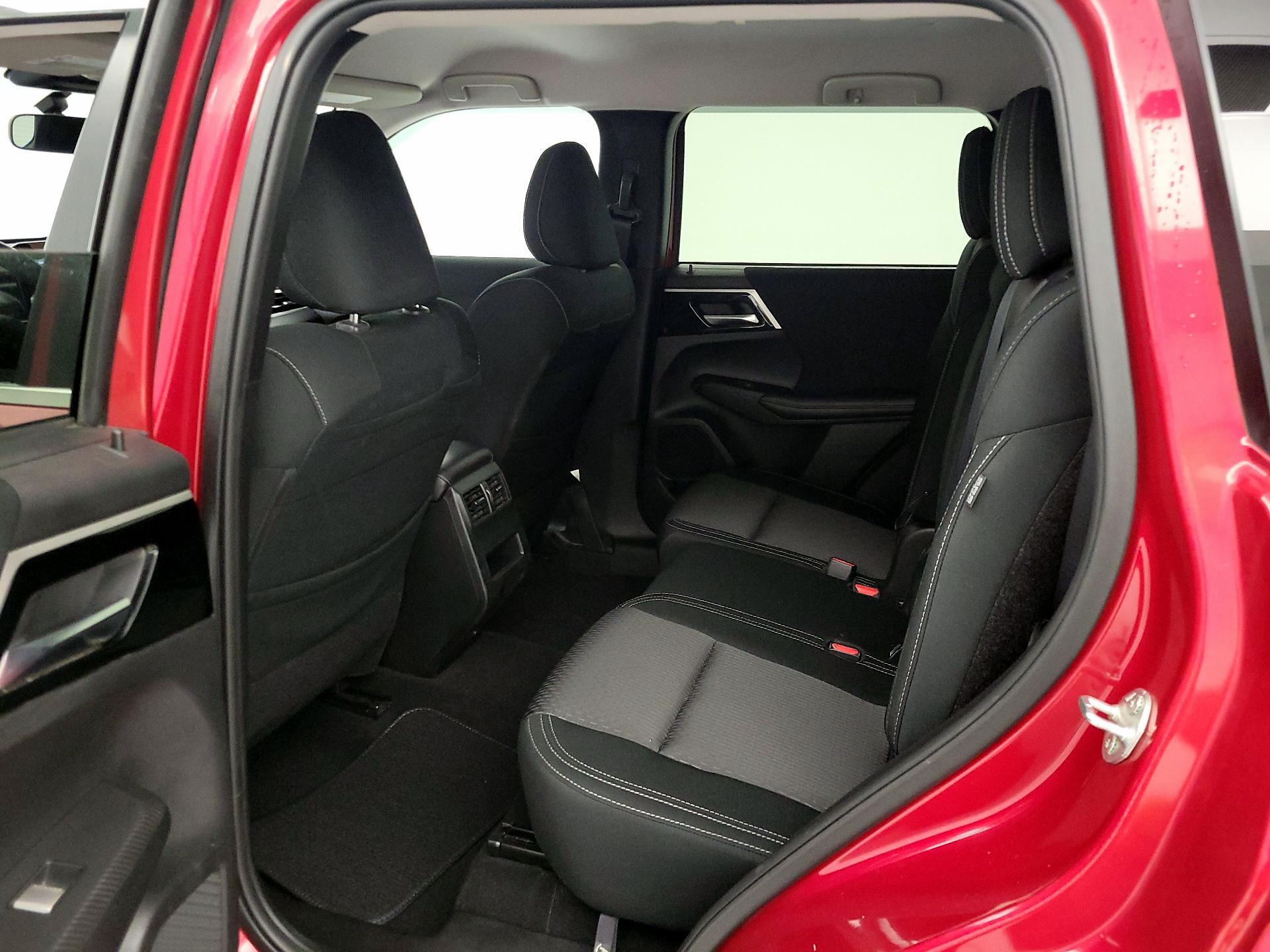 Thumbnail: 2024 Mitsubishi Outlander - 19