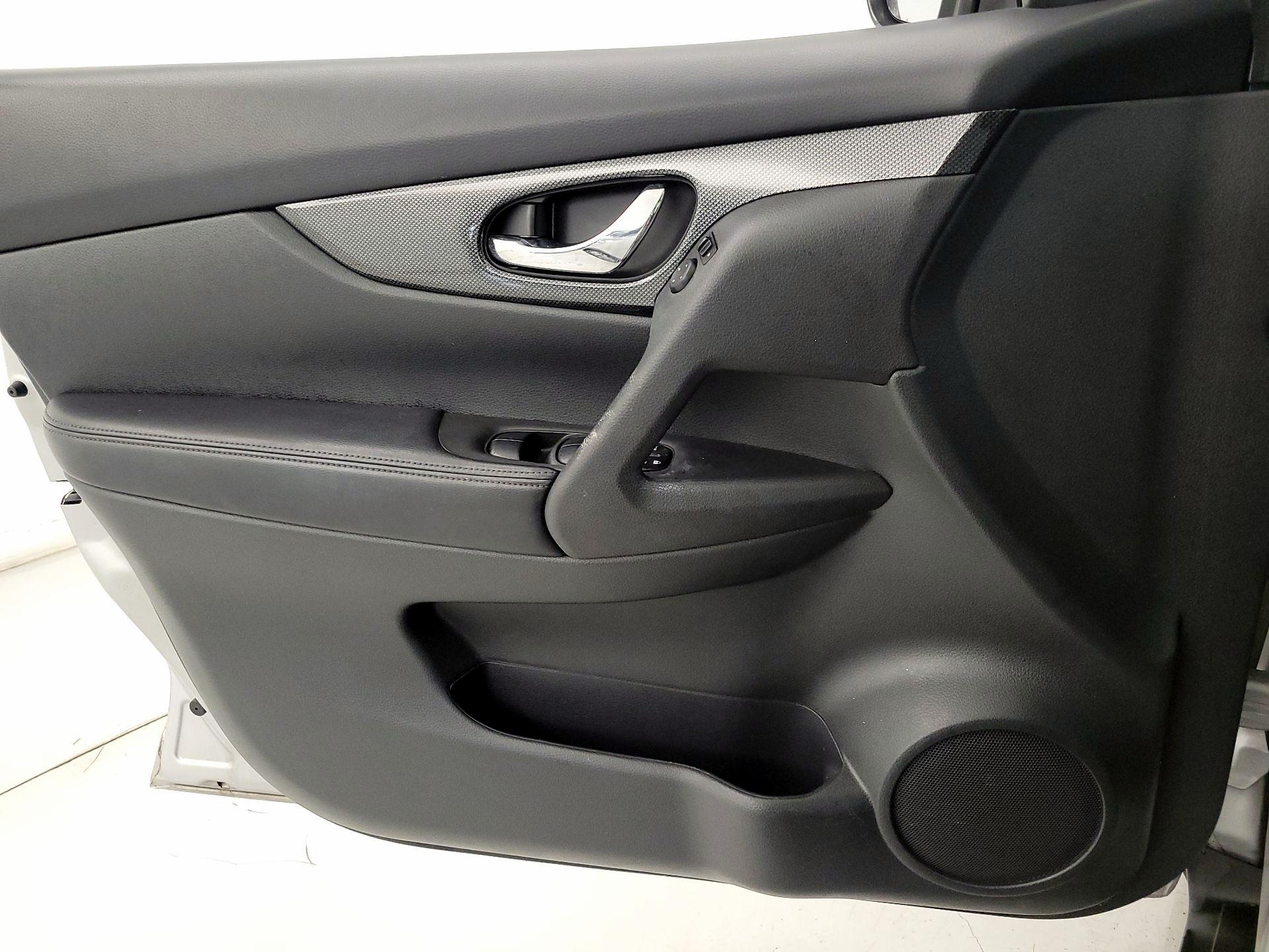 Thumbnail: 2016 Nissan Rogue - 12