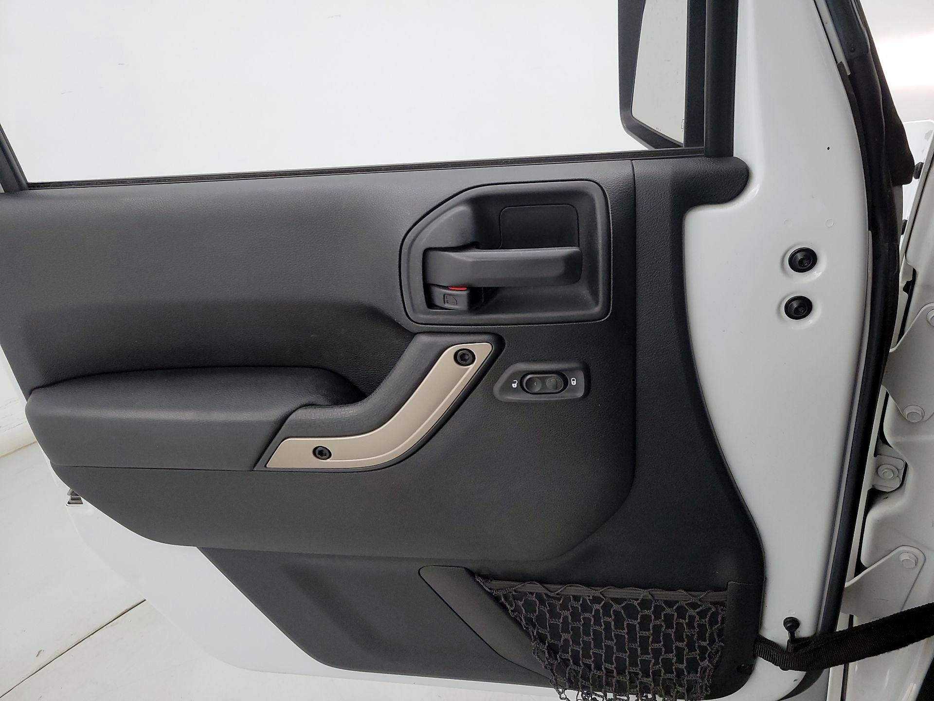 Thumbnail: 2016 Jeep Wrangler - 12