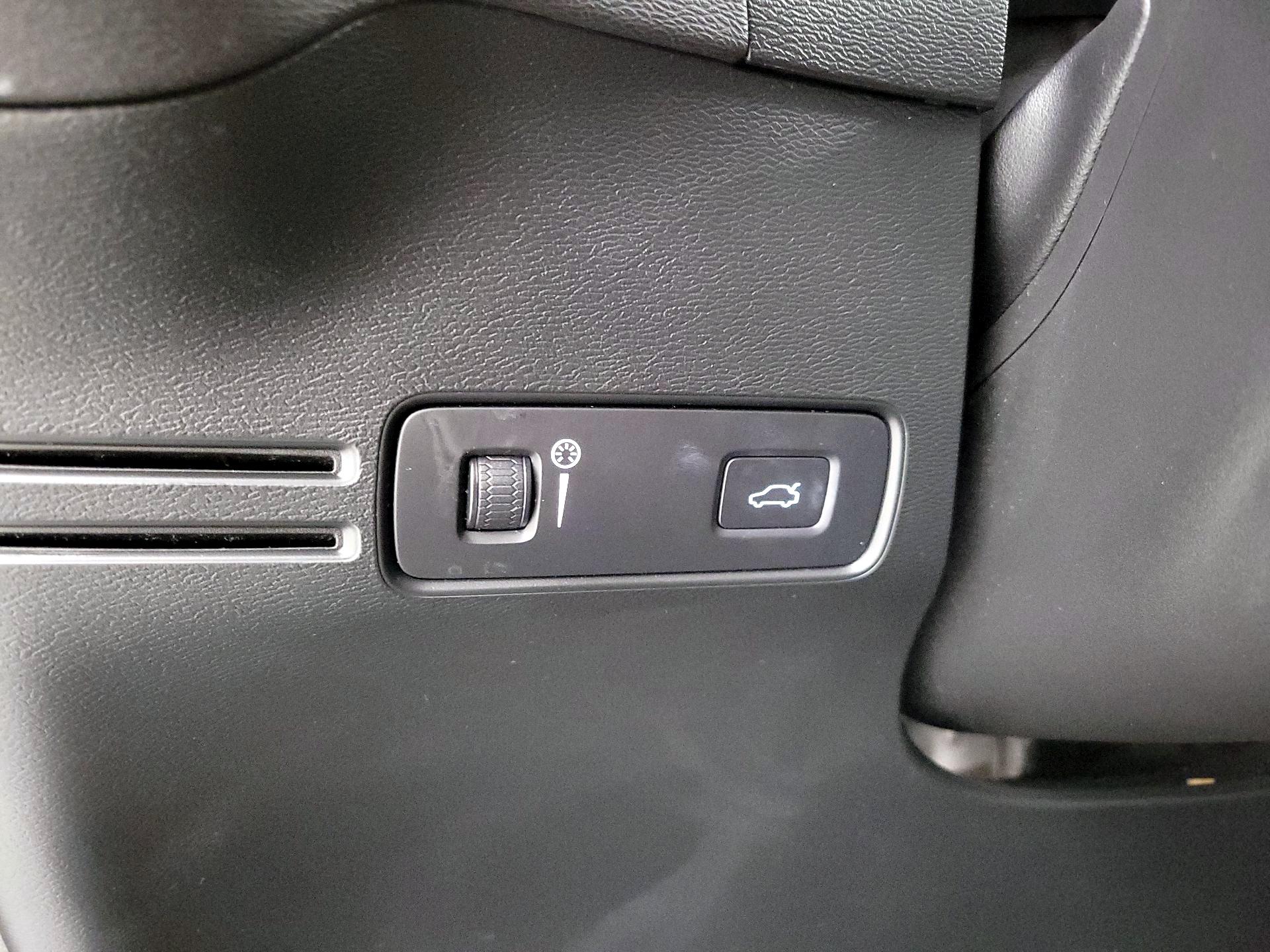 Thumbnail: 2019 Volvo XC40 - 13