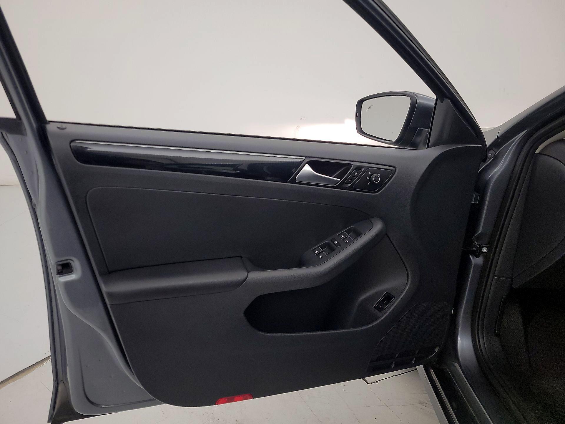 Thumbnail: 2017 Volkswagen Jetta - 12