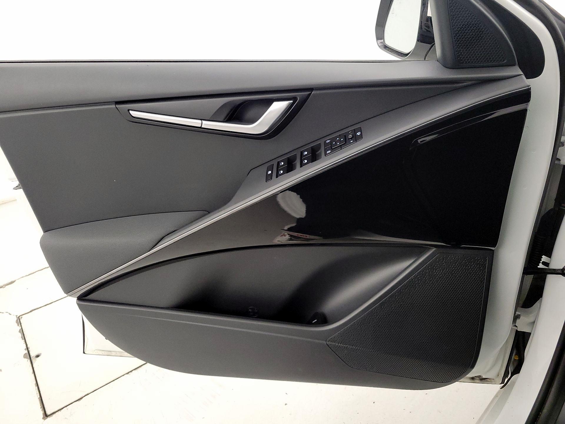 Thumbnail: 2023 Kia Niro - 12