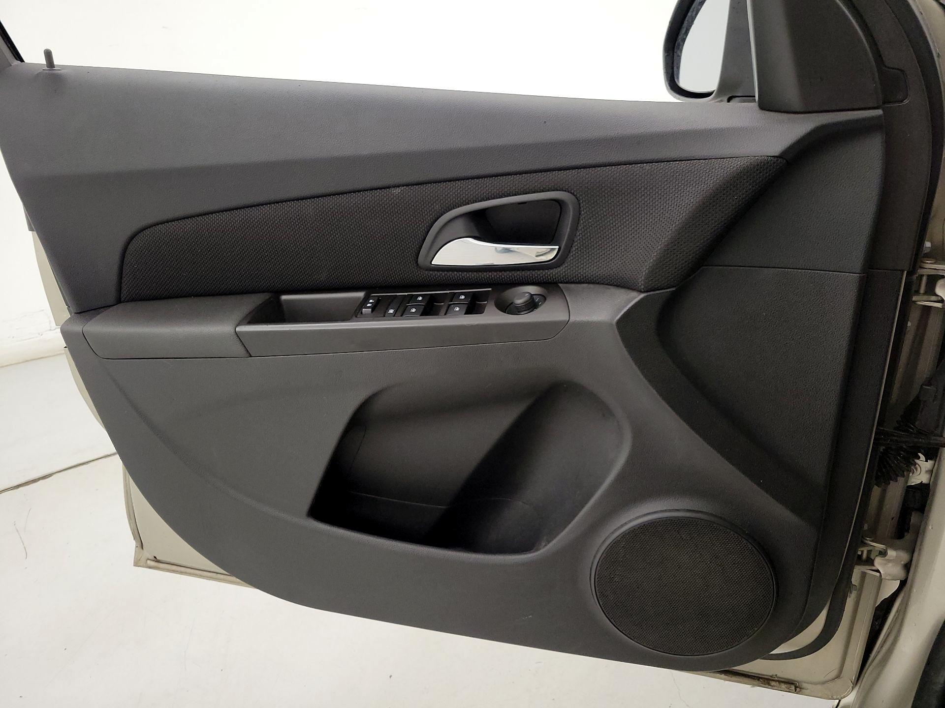 Thumbnail: 2015 Chevrolet Cruze - 12