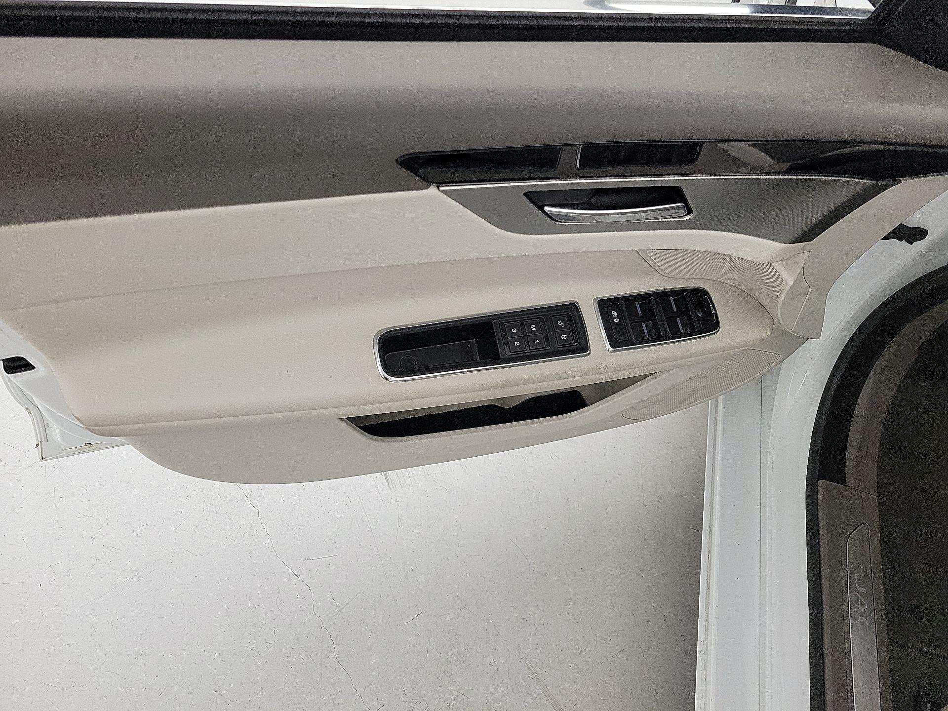 Thumbnail: 2017 Jaguar XF - 12