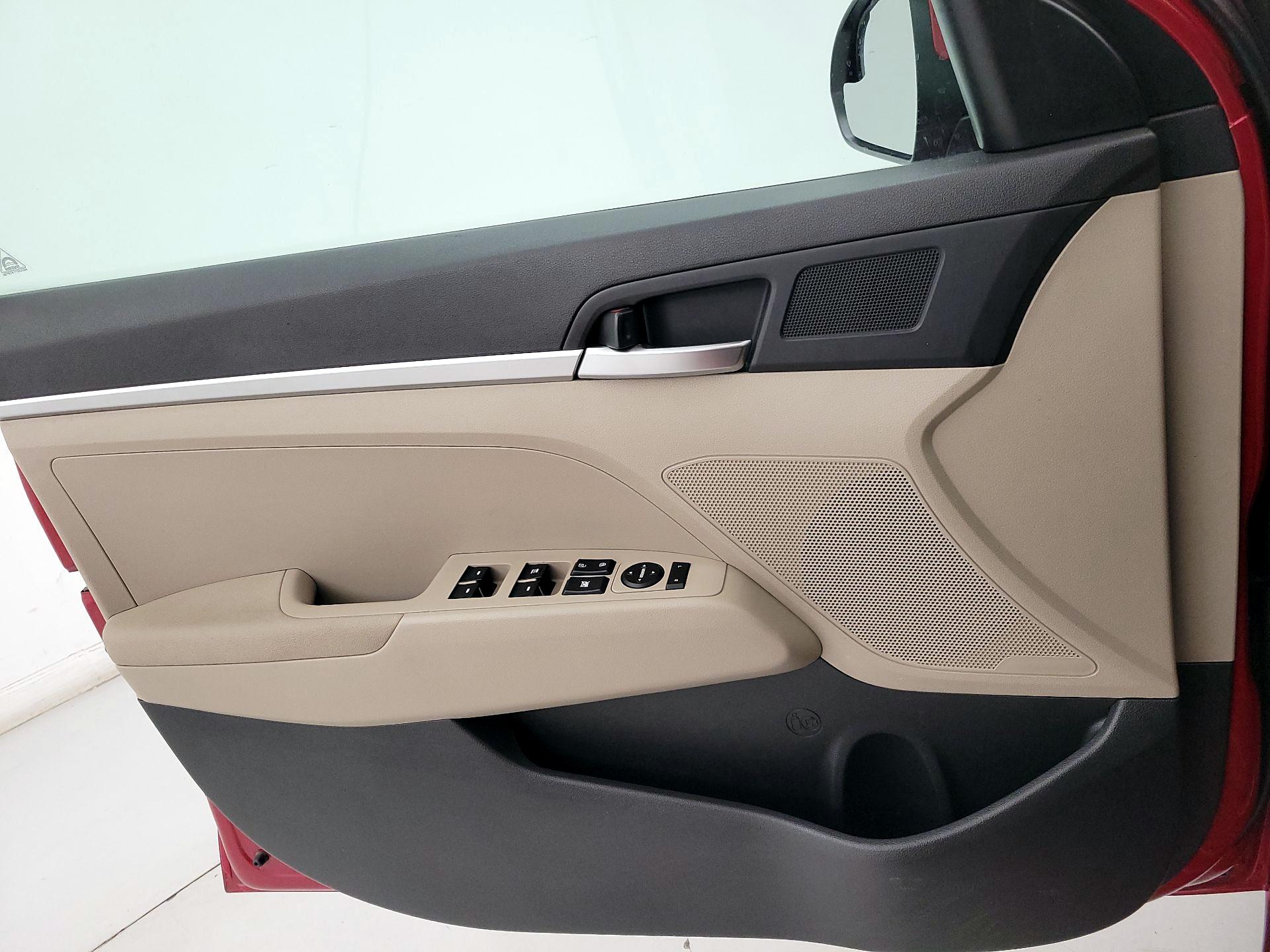 Thumbnail: 2020 Hyundai Elantra - 12