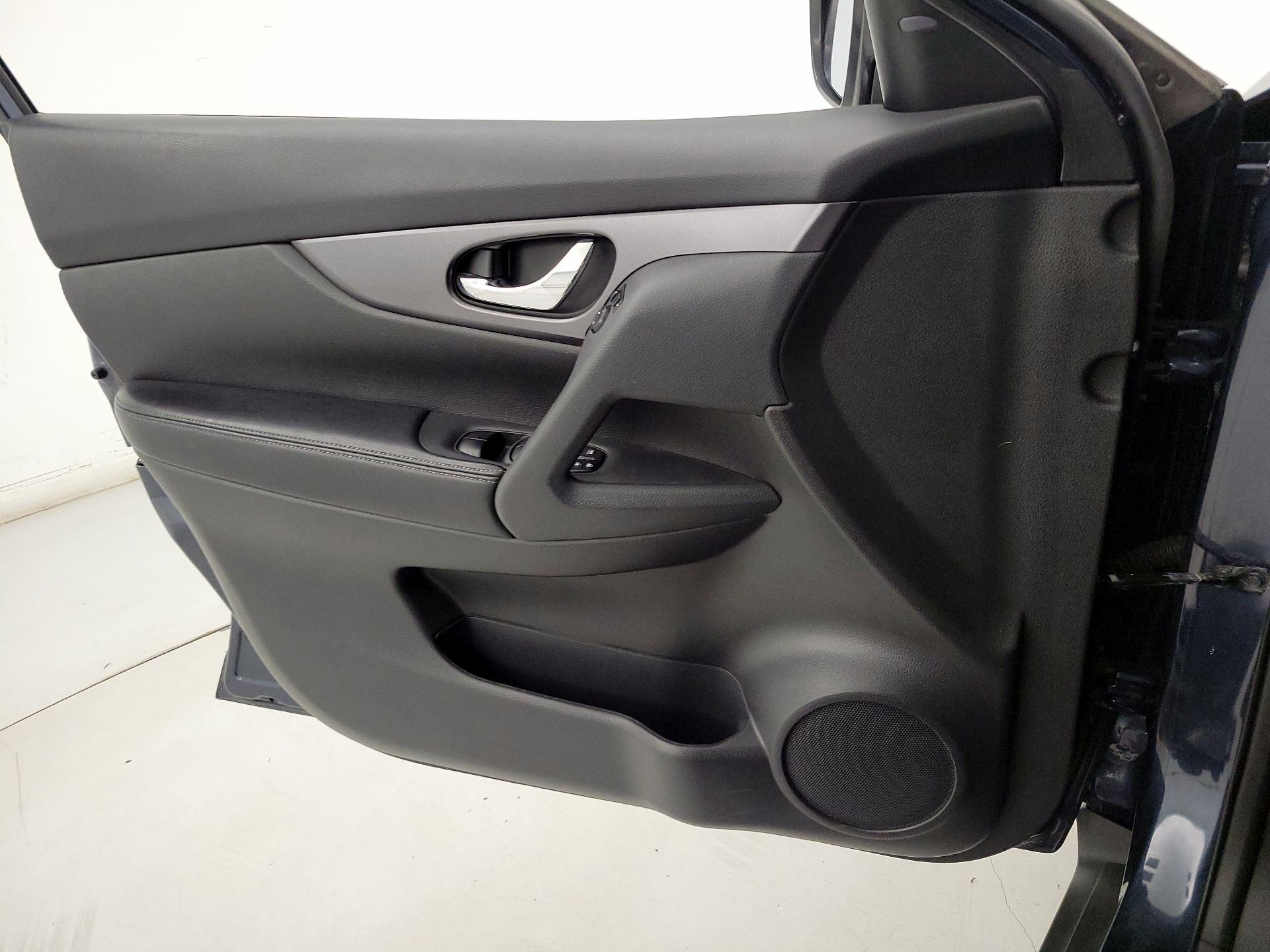 Thumbnail: 2016 Nissan Rogue - 12