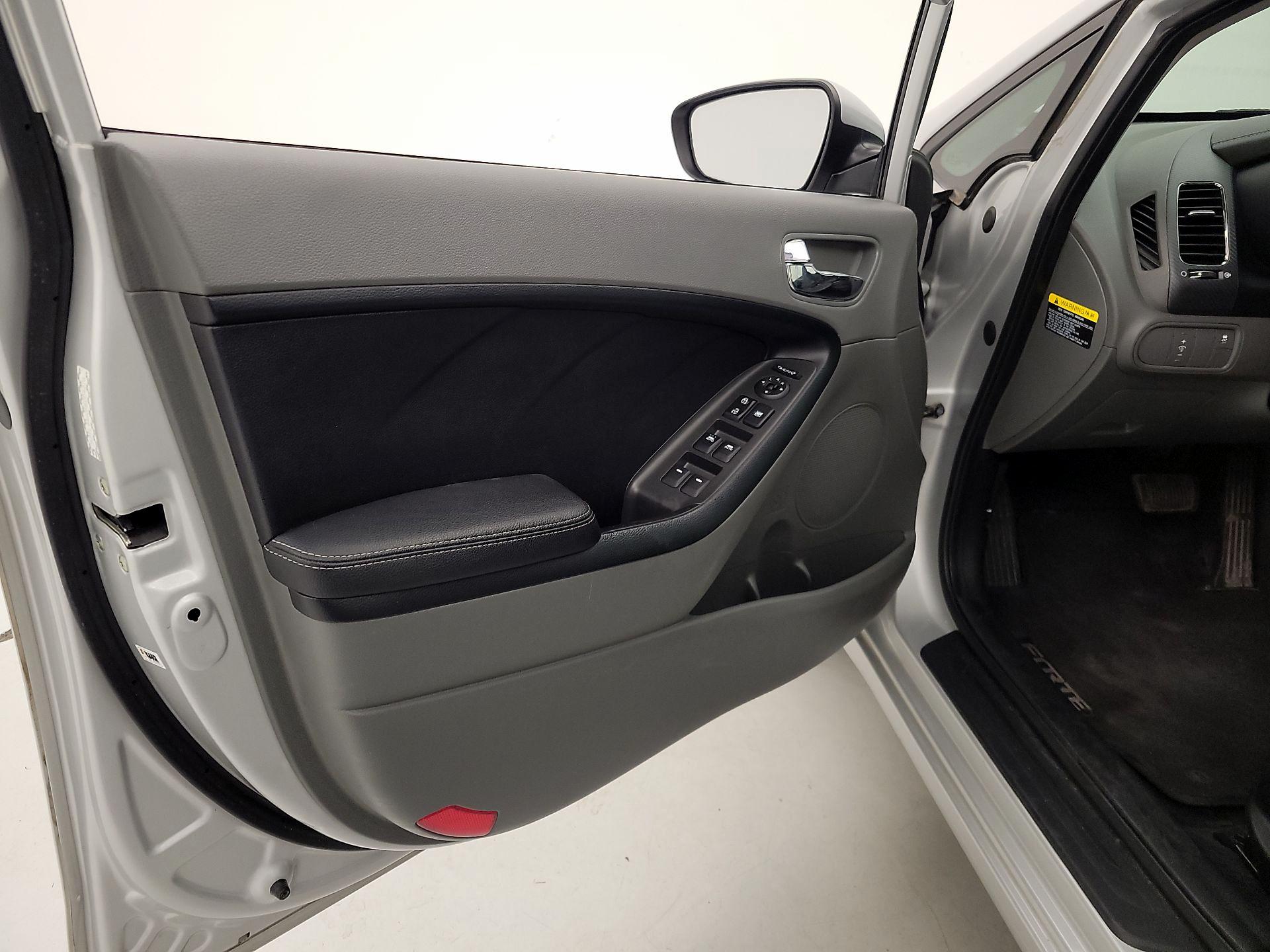 Thumbnail: 2017 Kia Forte - 10