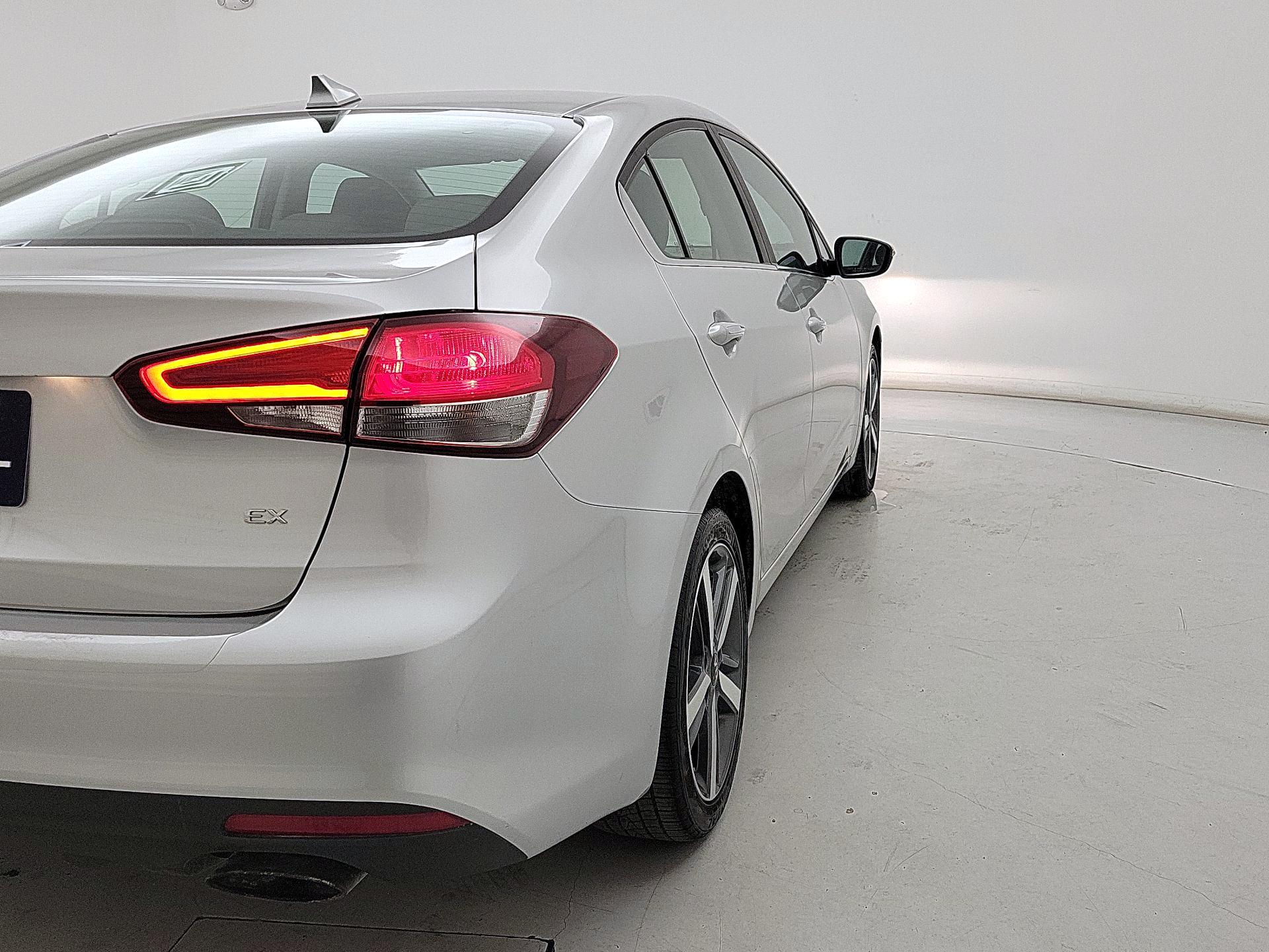 Thumbnail: 2017 Kia Forte - 5