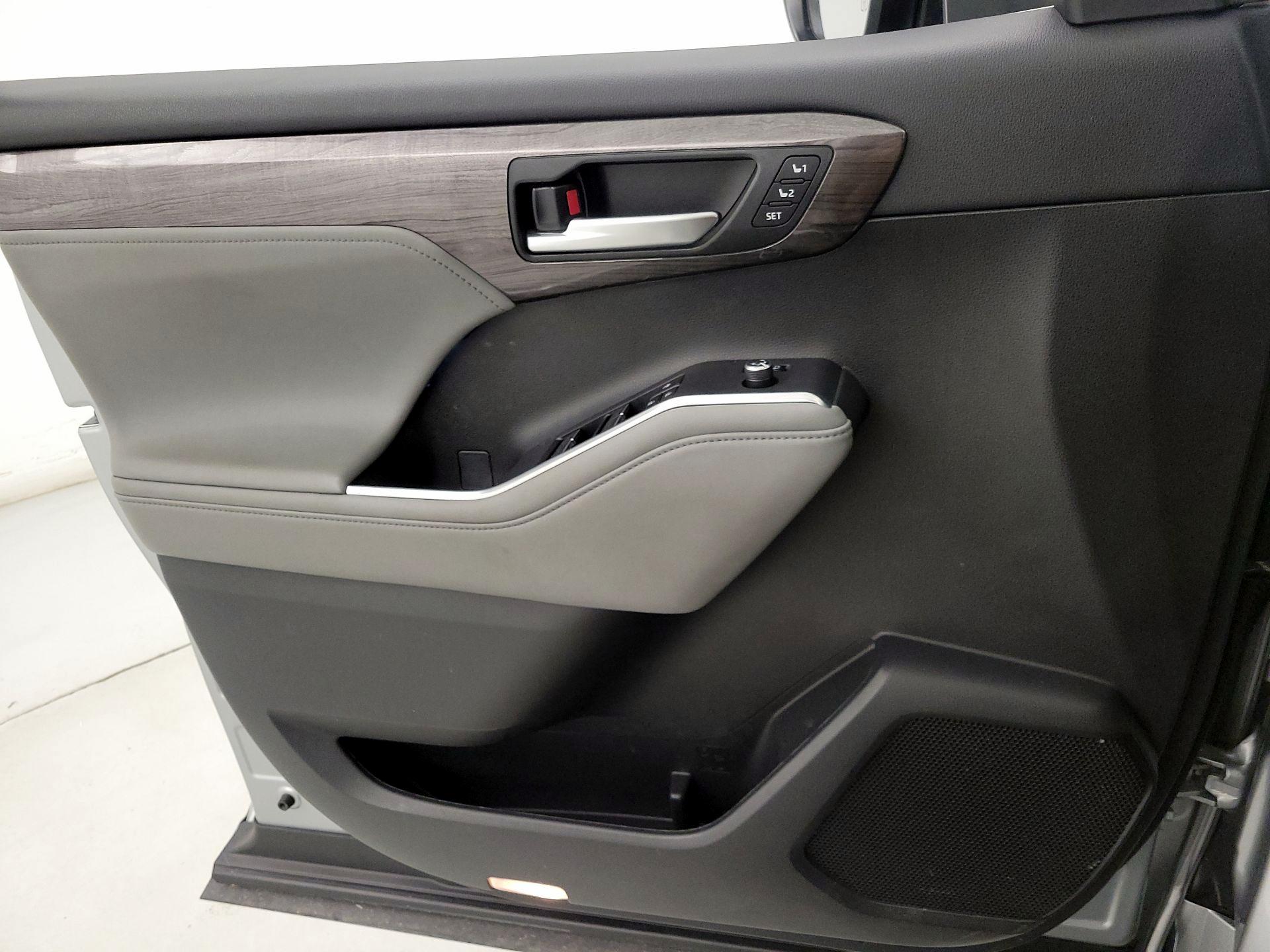 Thumbnail: 2023 Toyota Highlander - 12