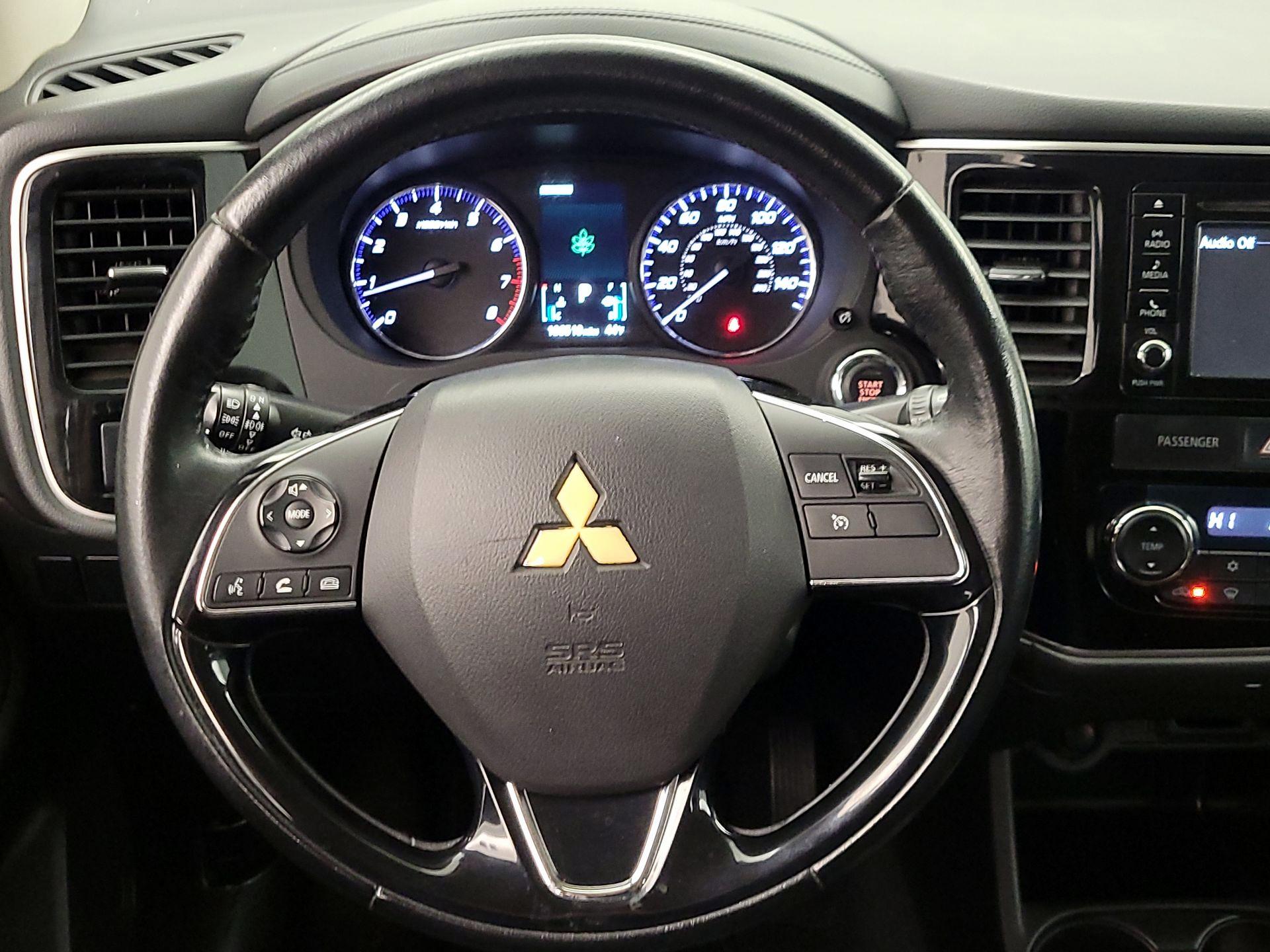 Thumbnail: 2016 Mitsubishi Outlander - 10