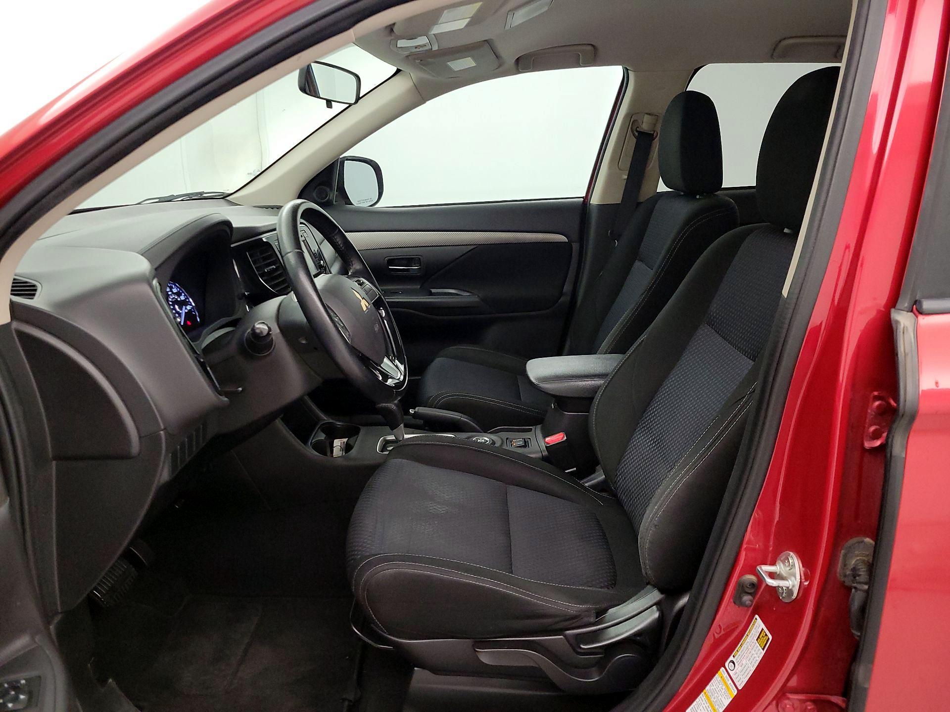 Thumbnail: 2016 Mitsubishi Outlander - 11