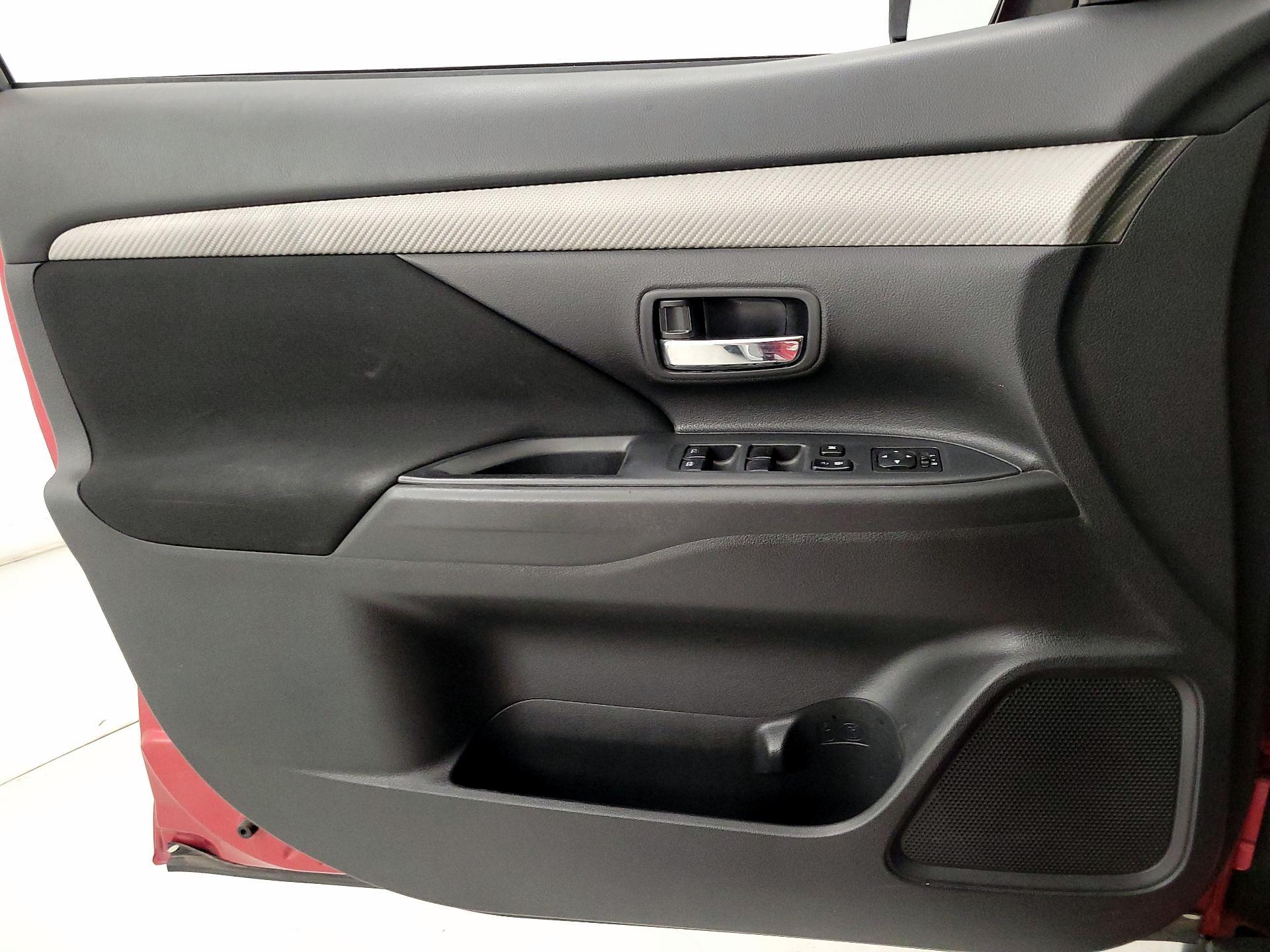 Thumbnail: 2016 Mitsubishi Outlander - 12