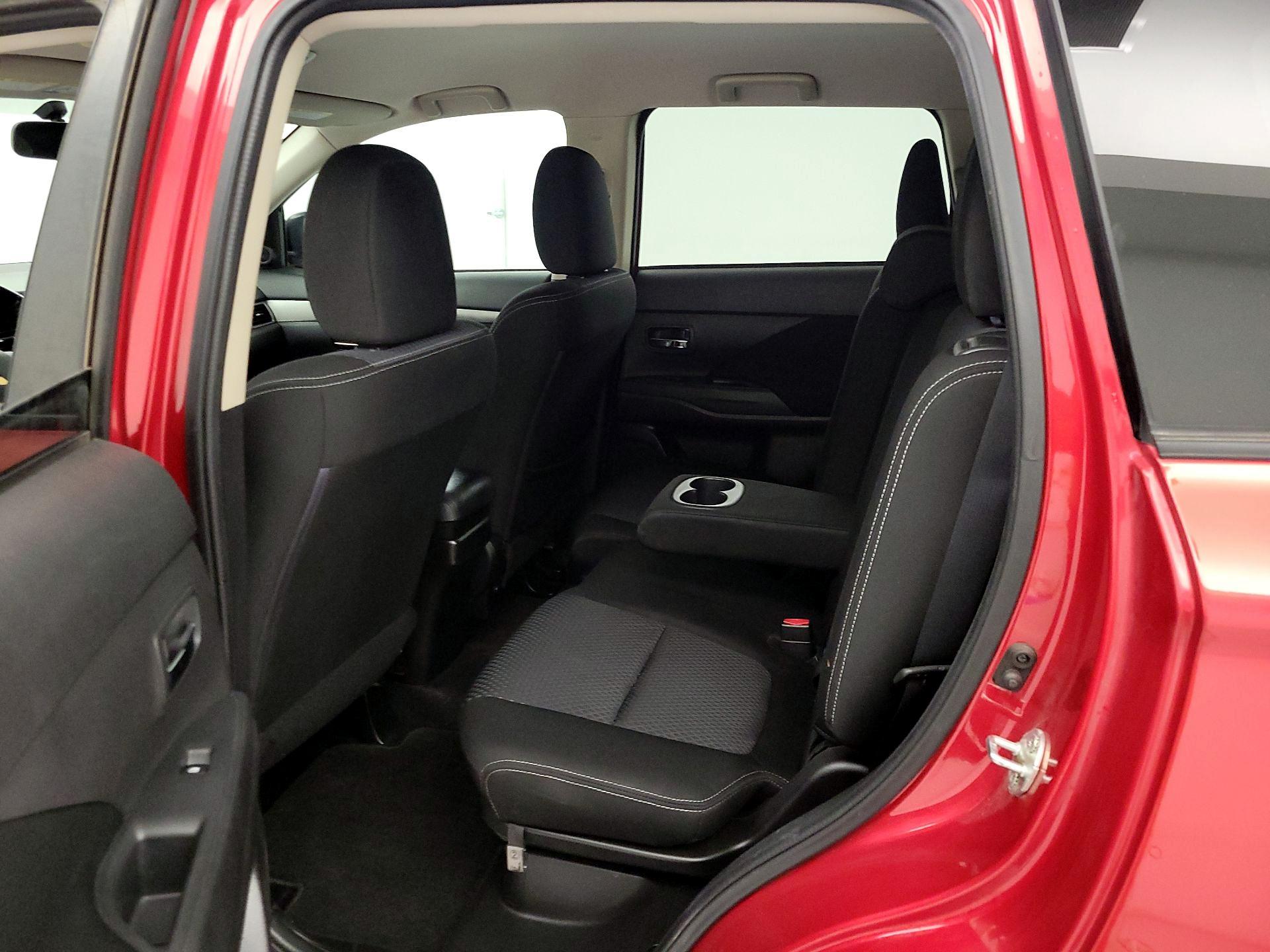 Thumbnail: 2016 Mitsubishi Outlander - 17