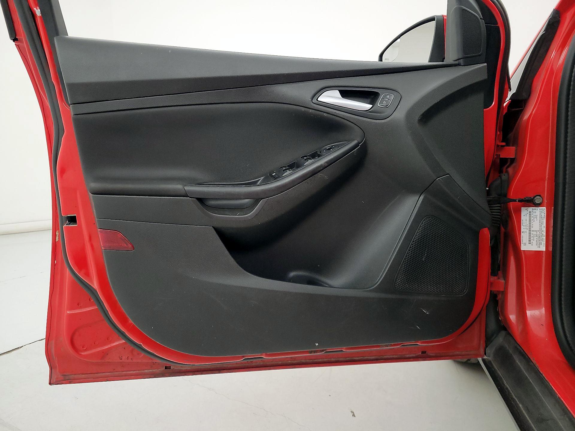 Thumbnail: 2016 Ford Focus - 12