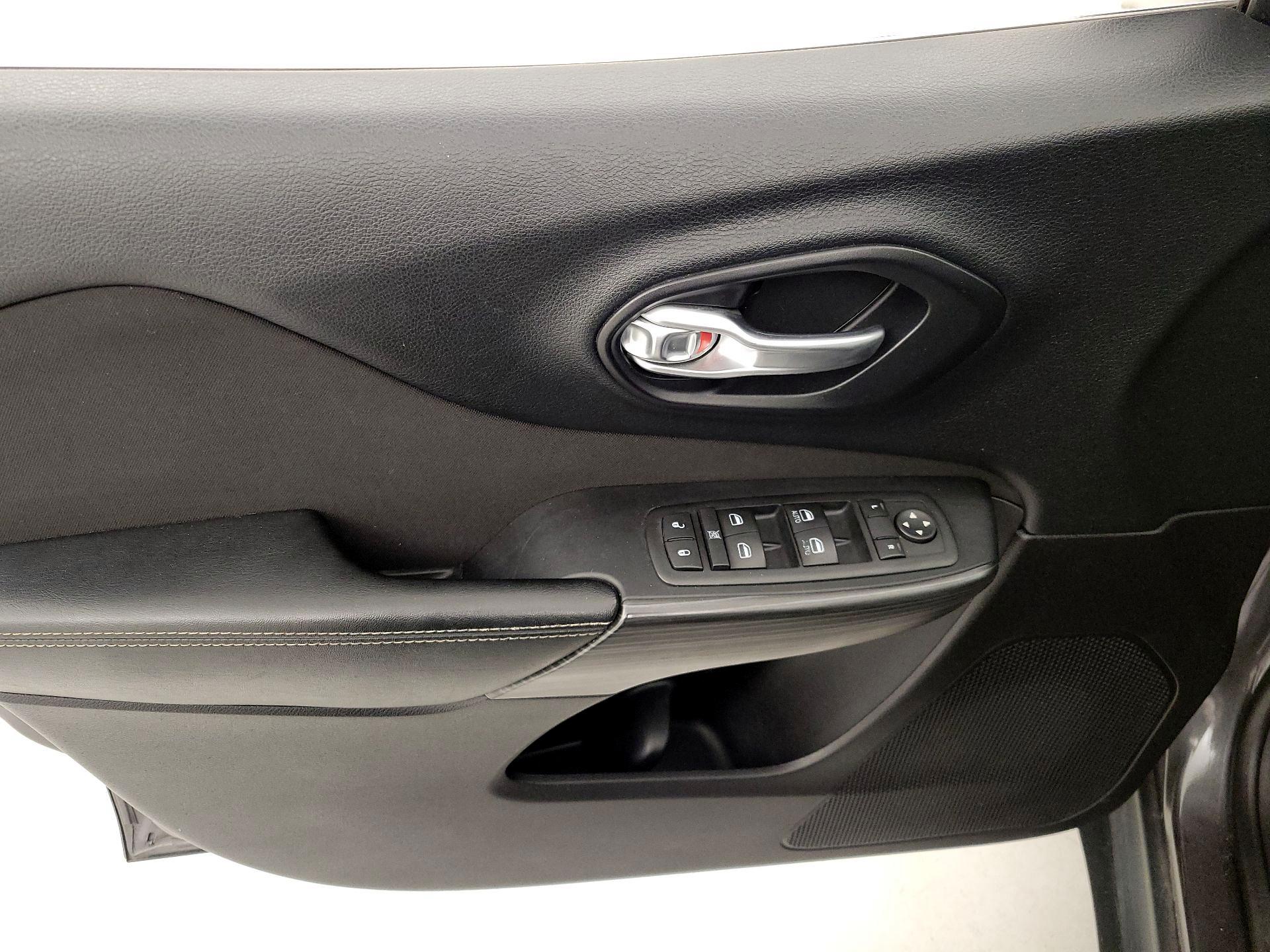 Thumbnail: 2015 Jeep Cherokee - 12