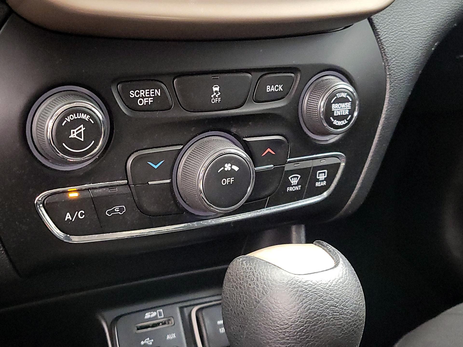 Thumbnail: 2015 Jeep Cherokee - 16