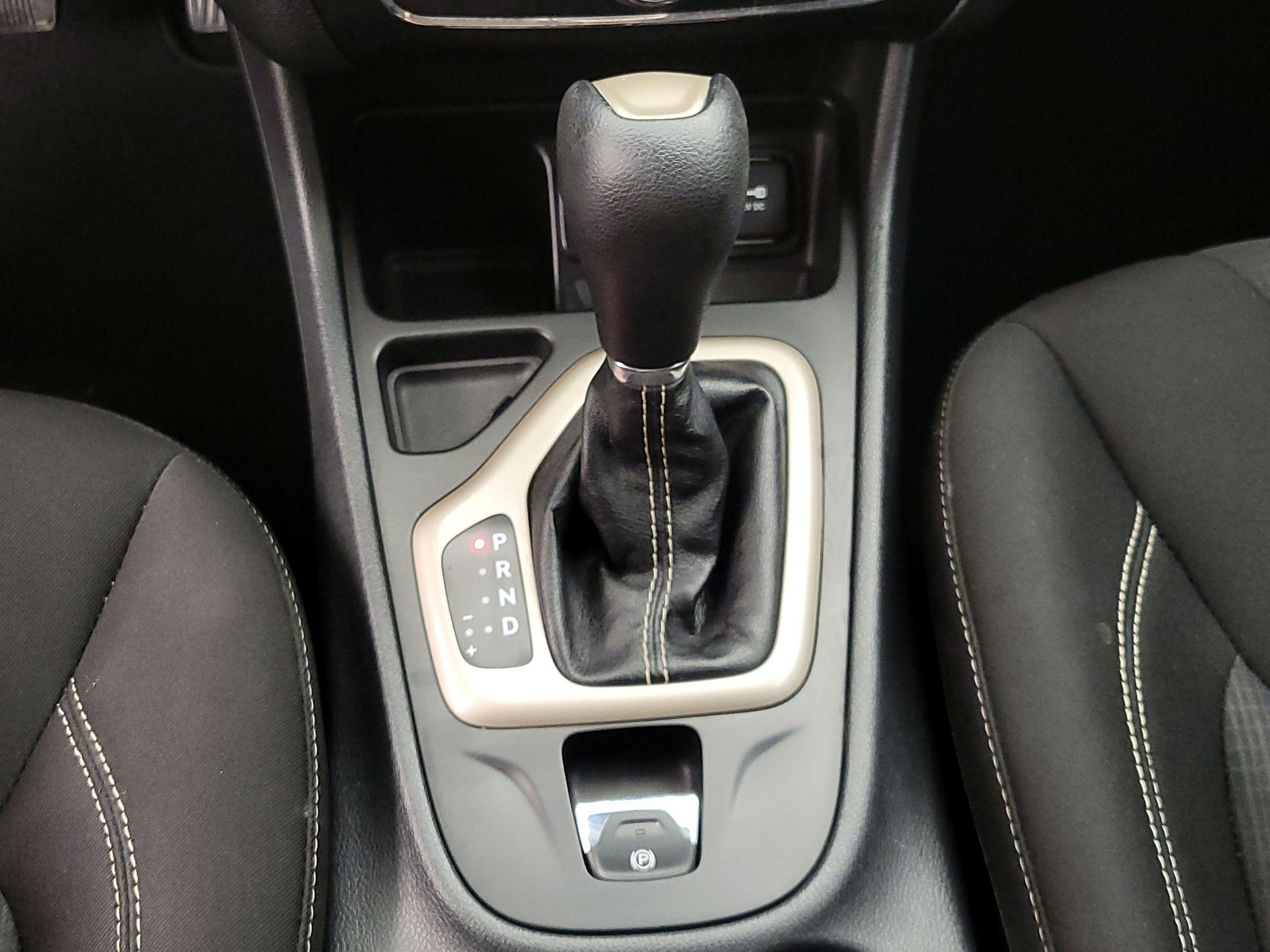 Thumbnail: 2015 Jeep Cherokee - 17