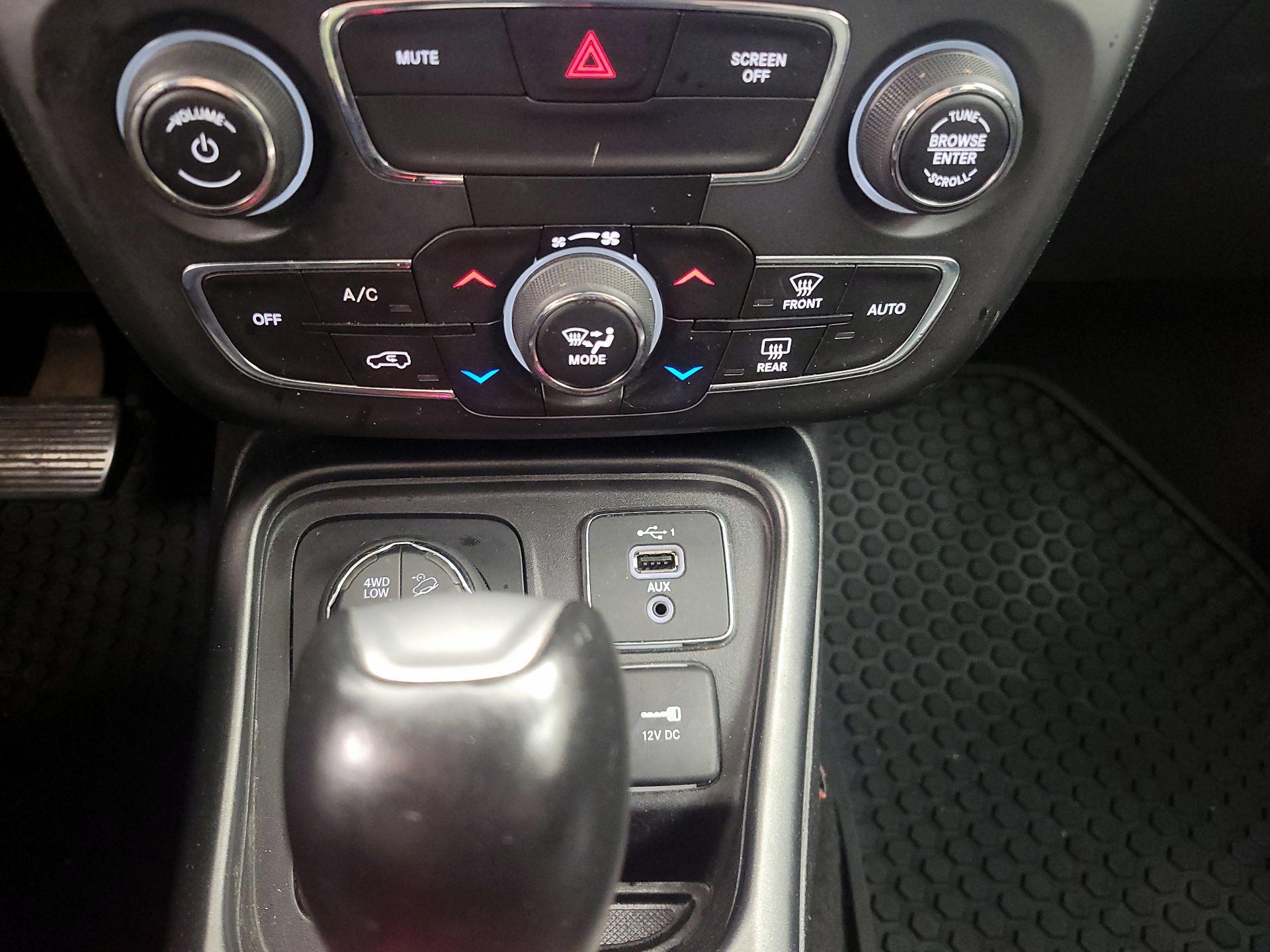 Thumbnail: 2020 Jeep Compass - 16