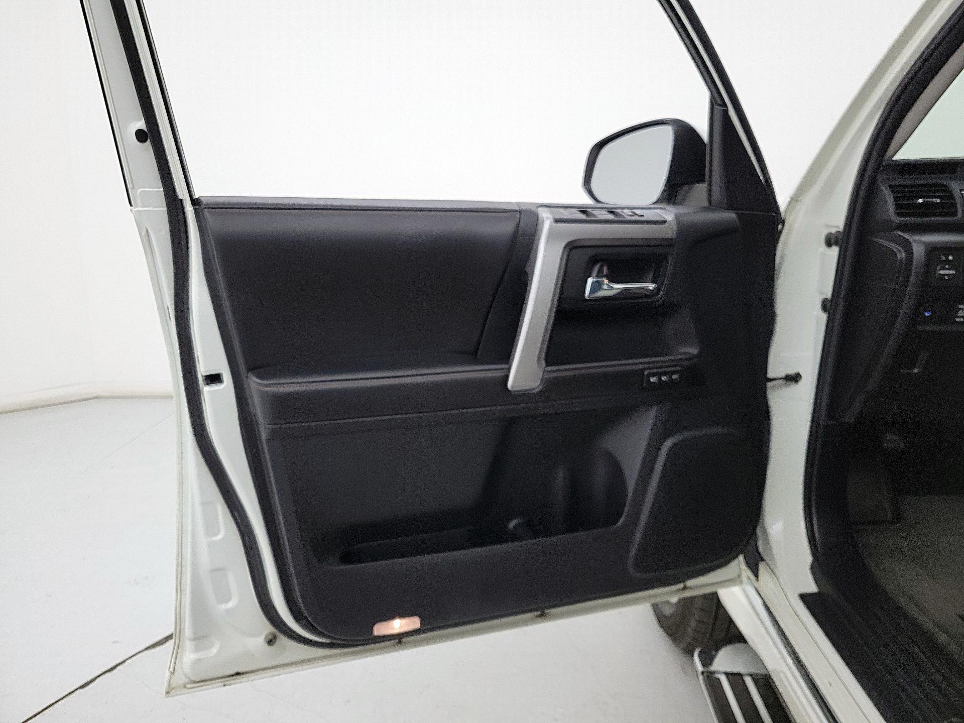 Thumbnail: 2015 Toyota 4Runner - 12