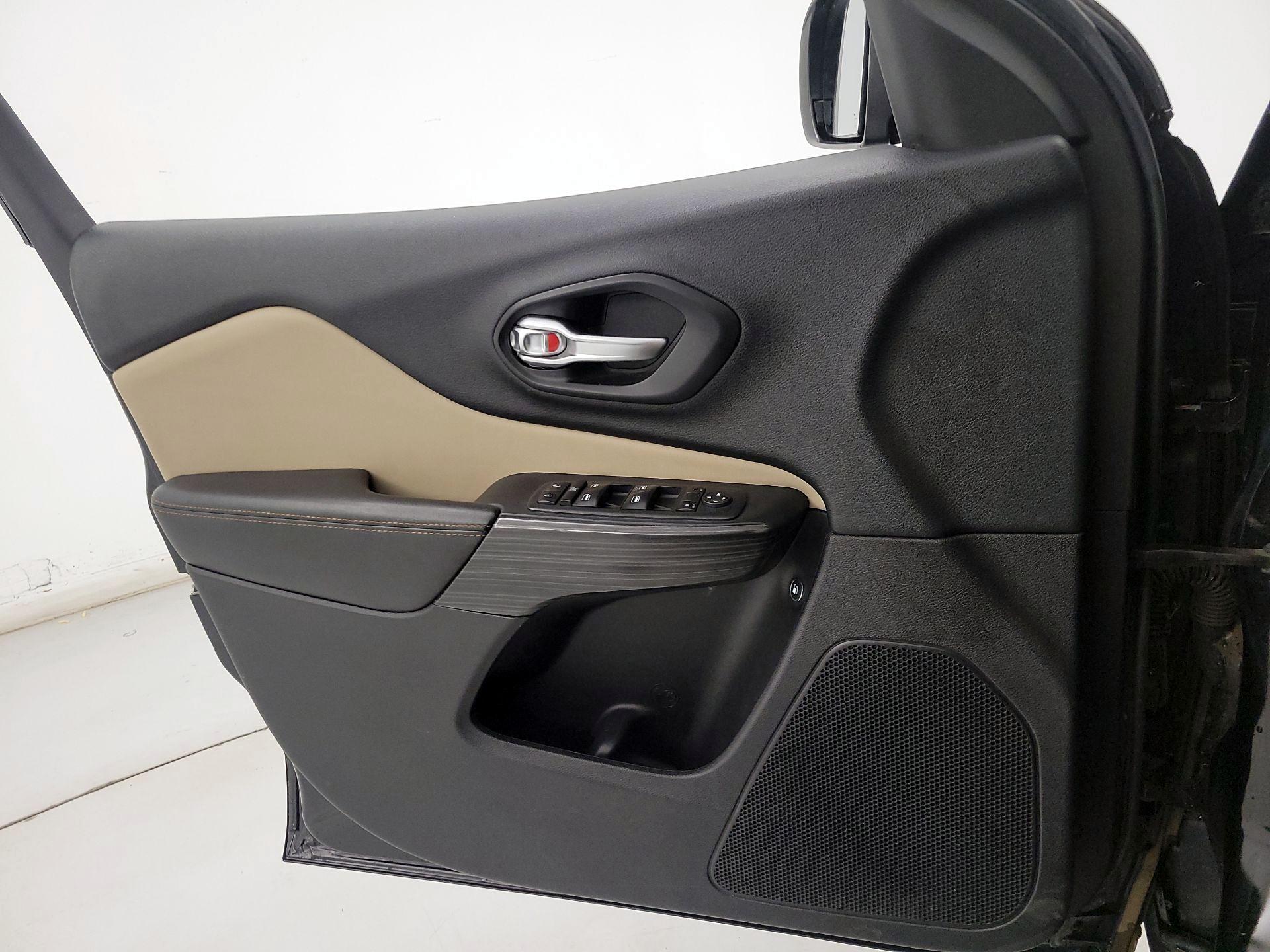 Thumbnail: 2015 Jeep Cherokee - 12