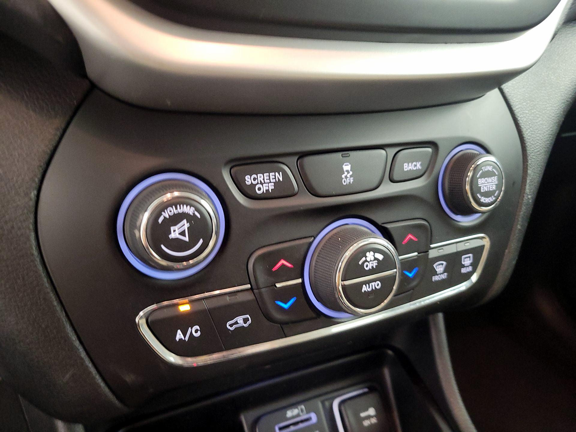 Thumbnail: 2015 Jeep Cherokee - 16