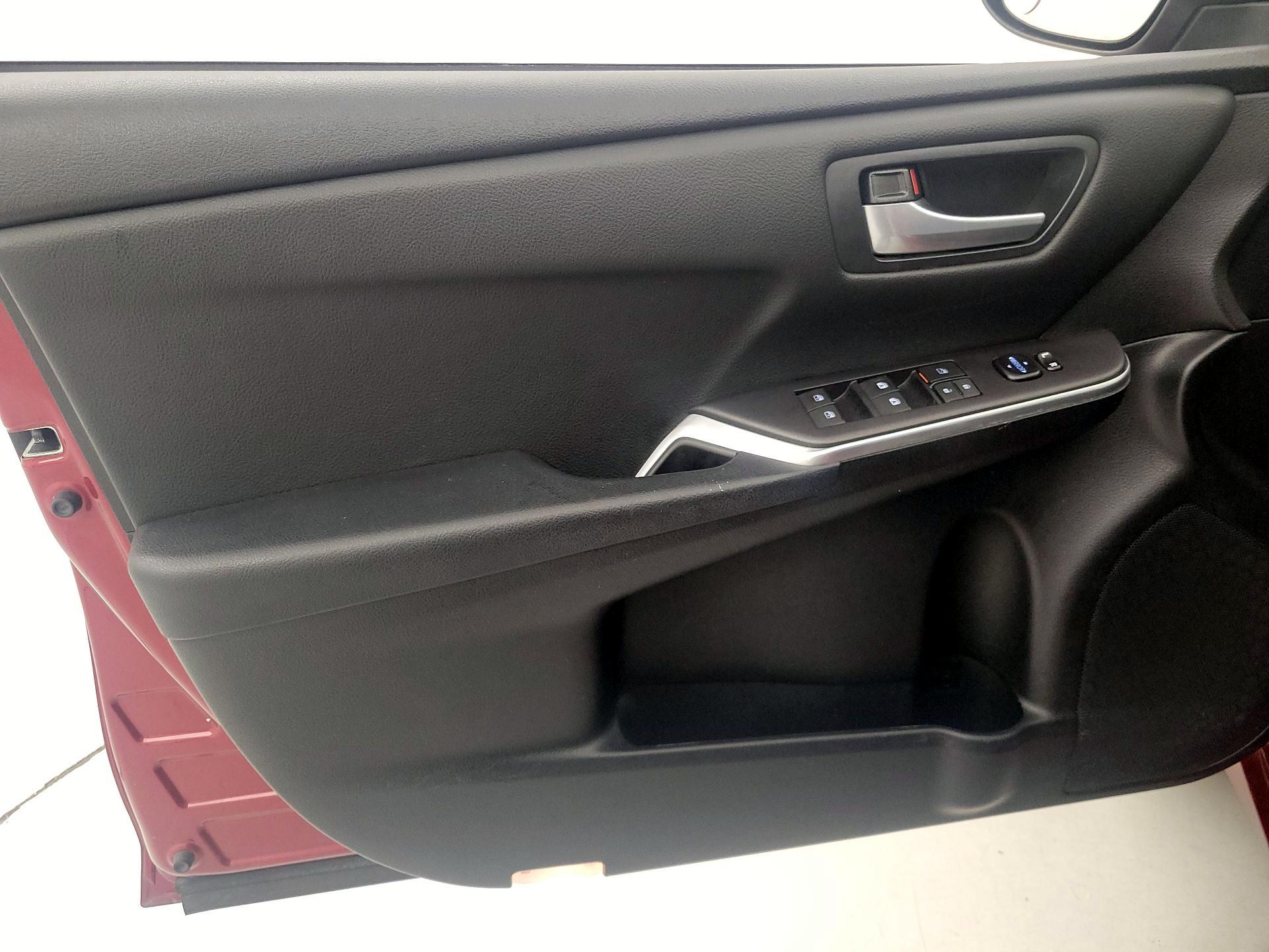 Thumbnail: 2015 Toyota Camry - 12