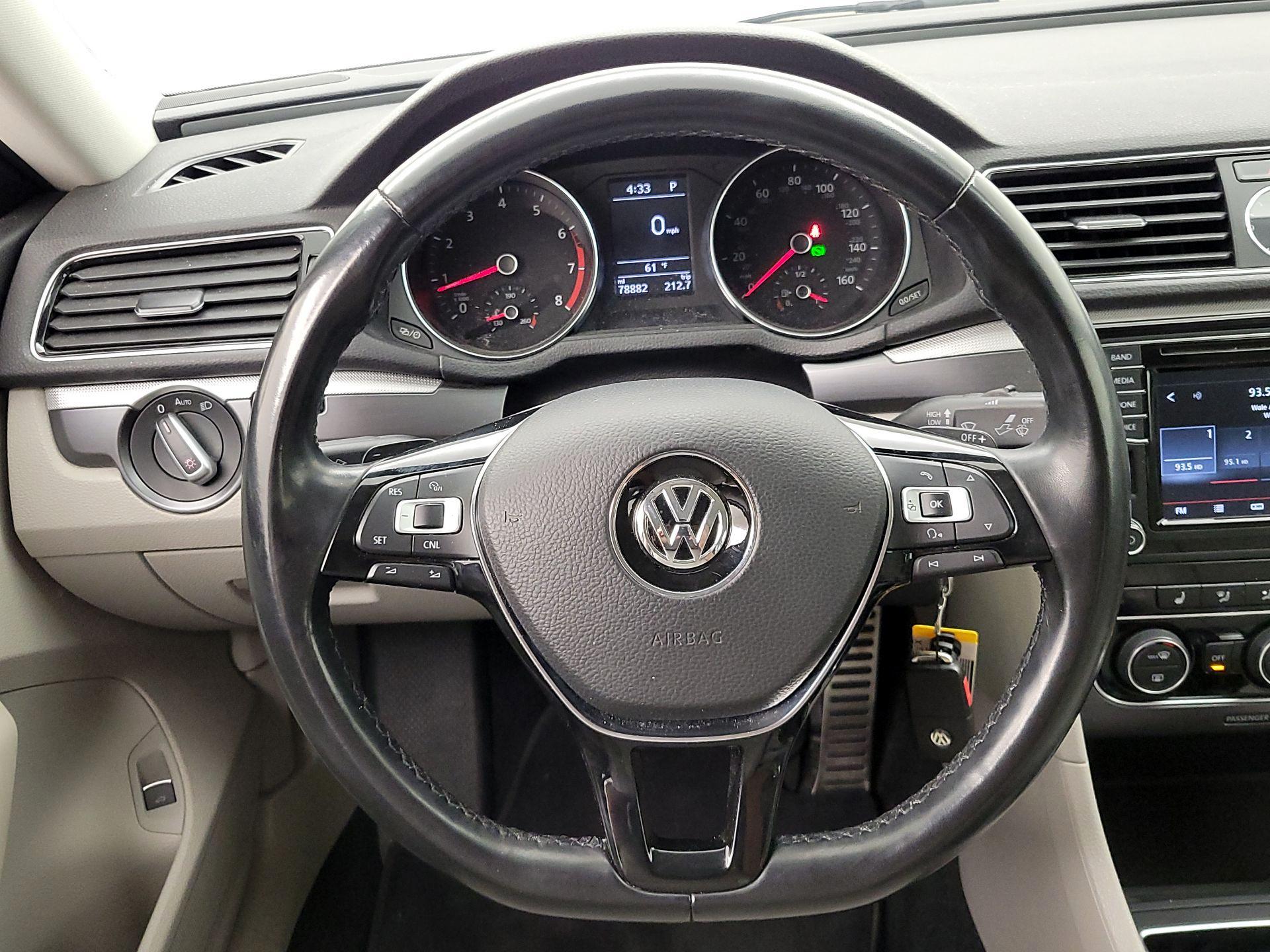 Thumbnail: 2017 Volkswagen Passat - 10