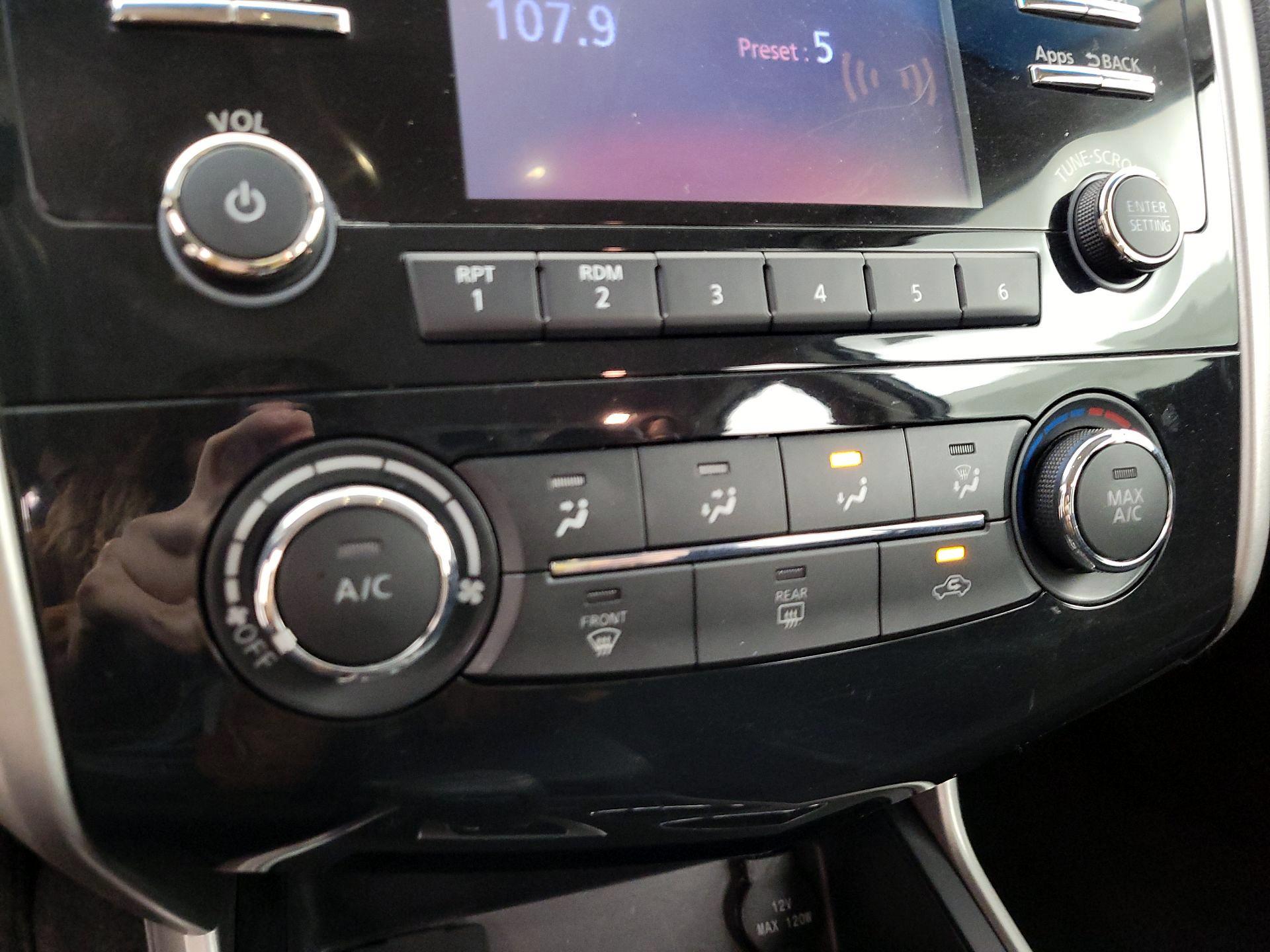 Thumbnail: 2015 Nissan Altima - 16