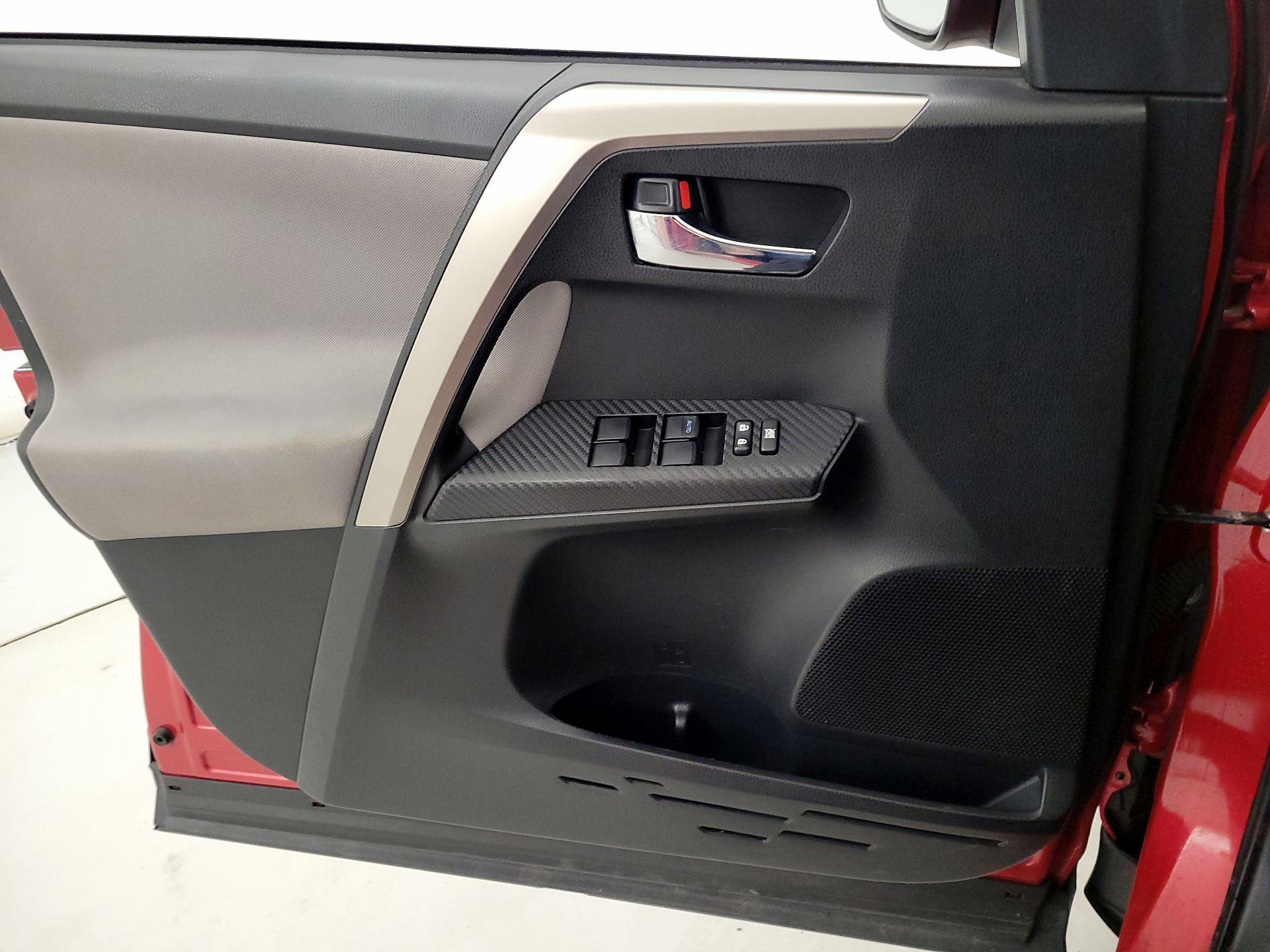 Thumbnail: 2015 Toyota RAV4 - 12