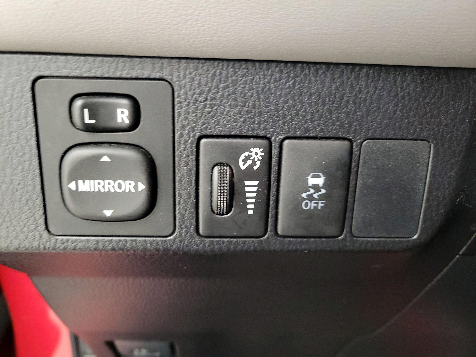 Thumbnail: 2015 Toyota RAV4 - 13