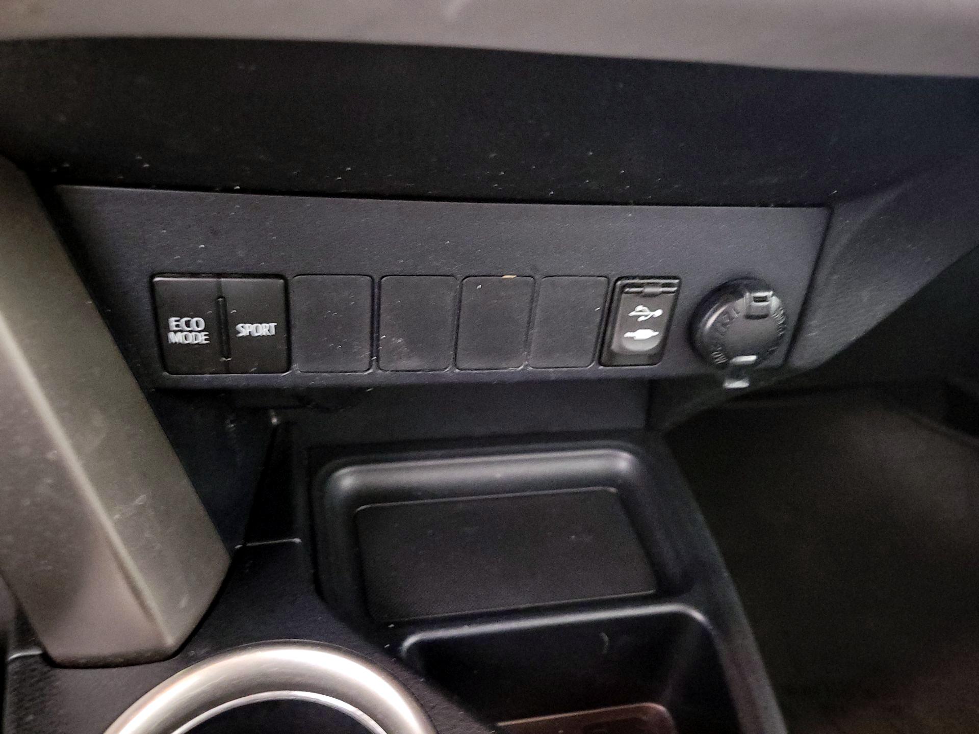 Thumbnail: 2015 Toyota RAV4 - 18