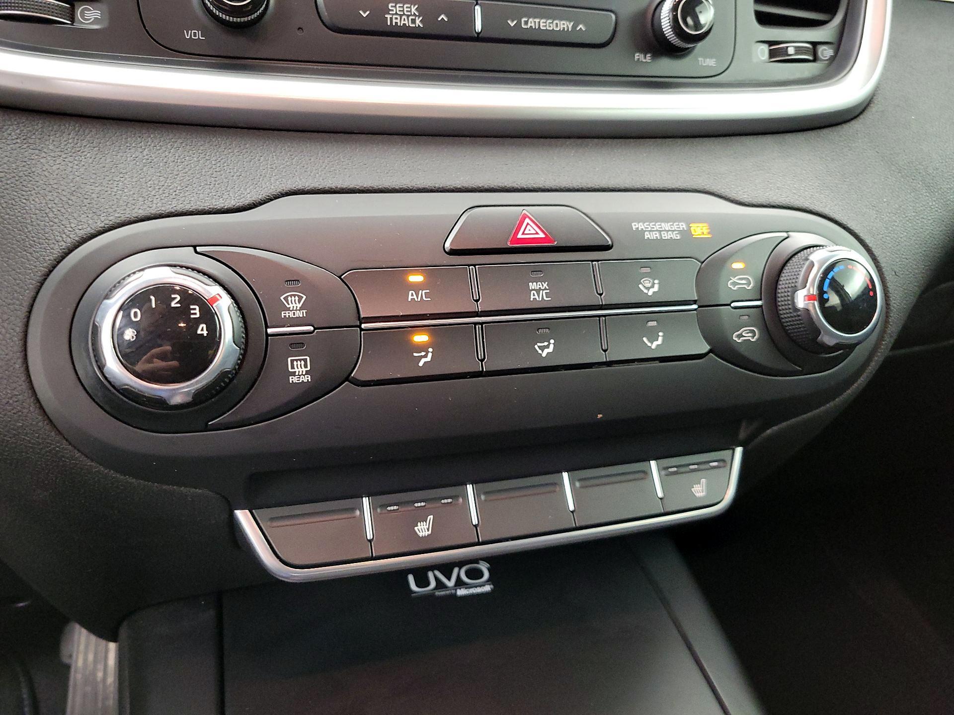 Thumbnail: 2016 Kia Sorento - 16