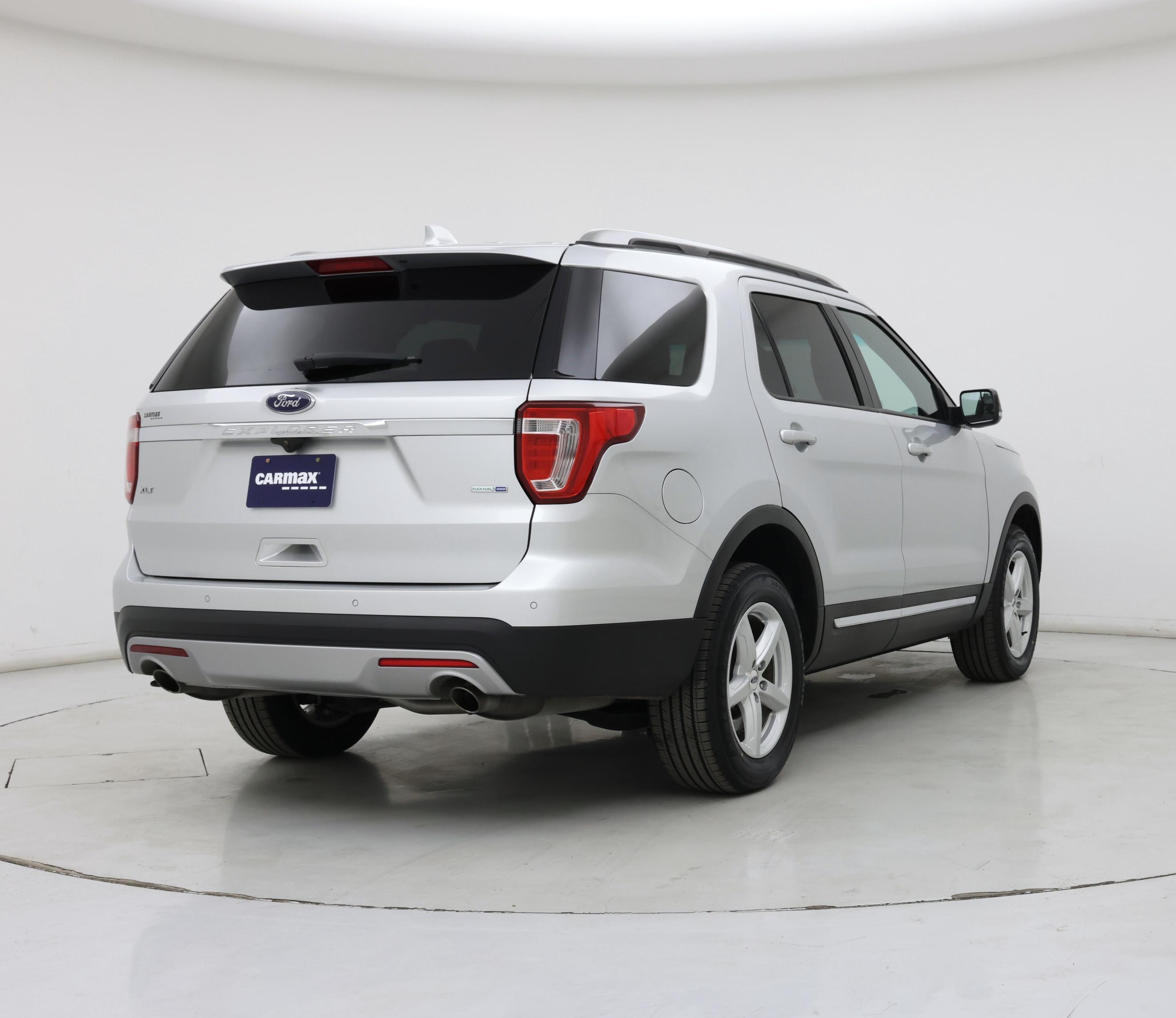 Thumbnail: 2016 Ford Explorer - 8