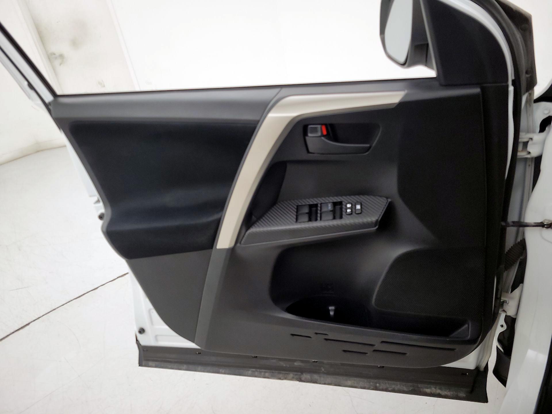 Thumbnail: 2015 Toyota RAV4 - 12